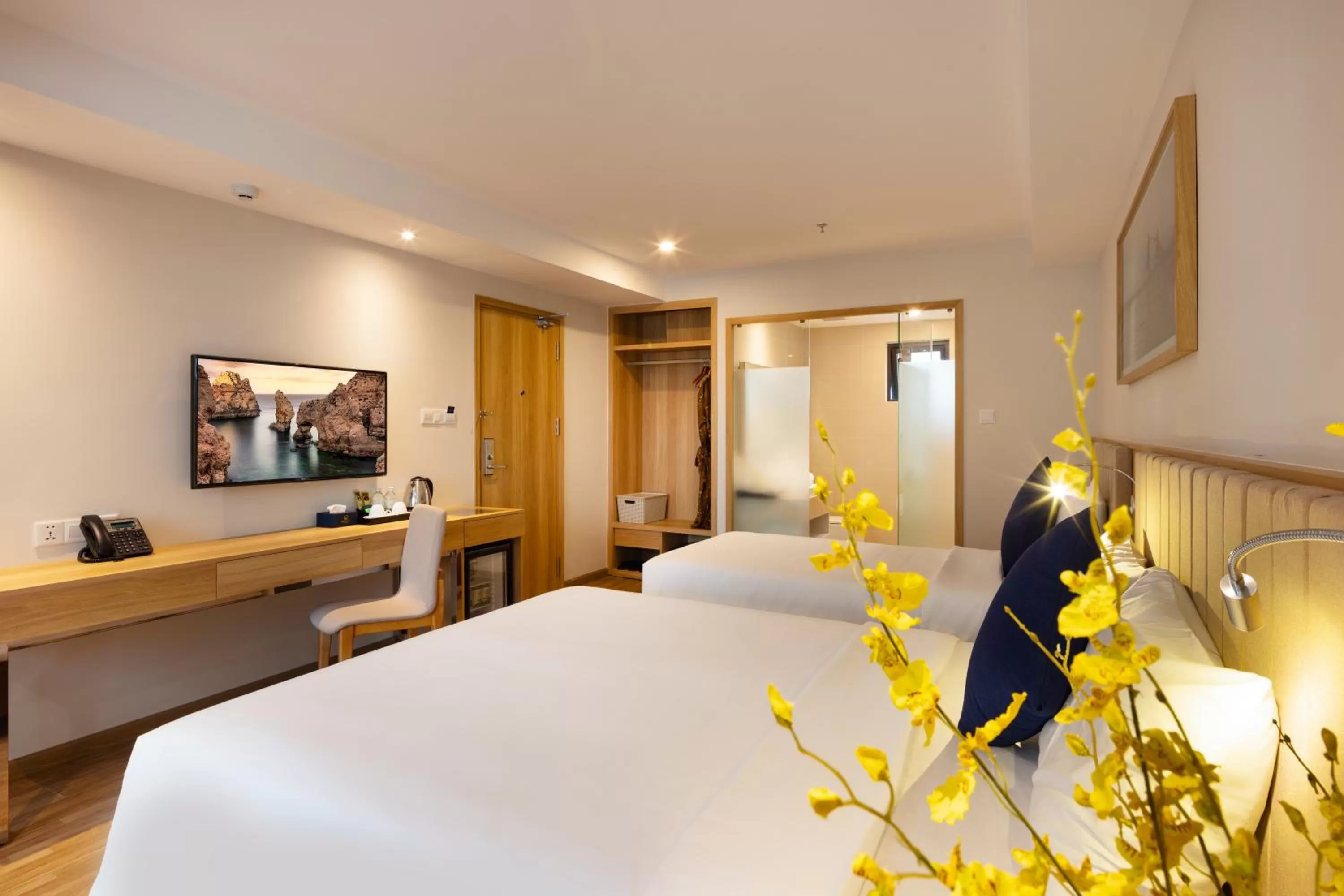 Communal lounge/ TV room, Bed in VENTANA NHA TRANG HOTEL