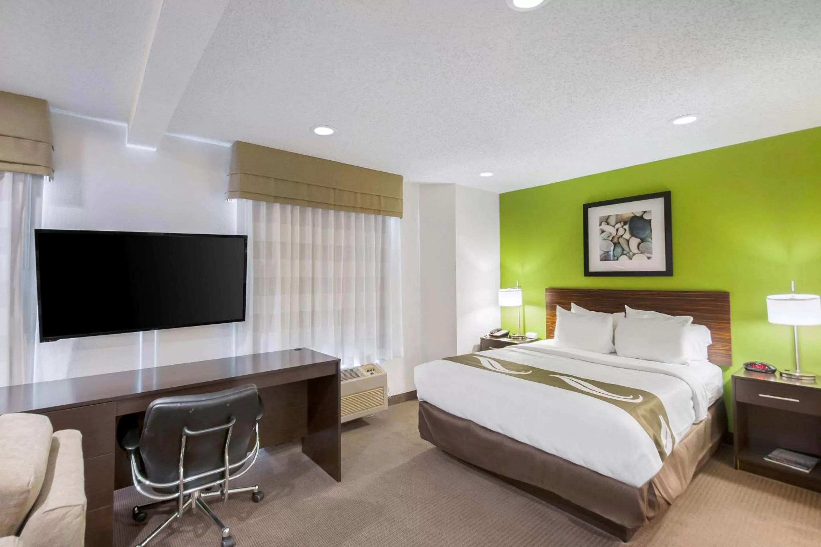 Photo of the whole room, Bed in Quality Inn Grasonville near Kent Island