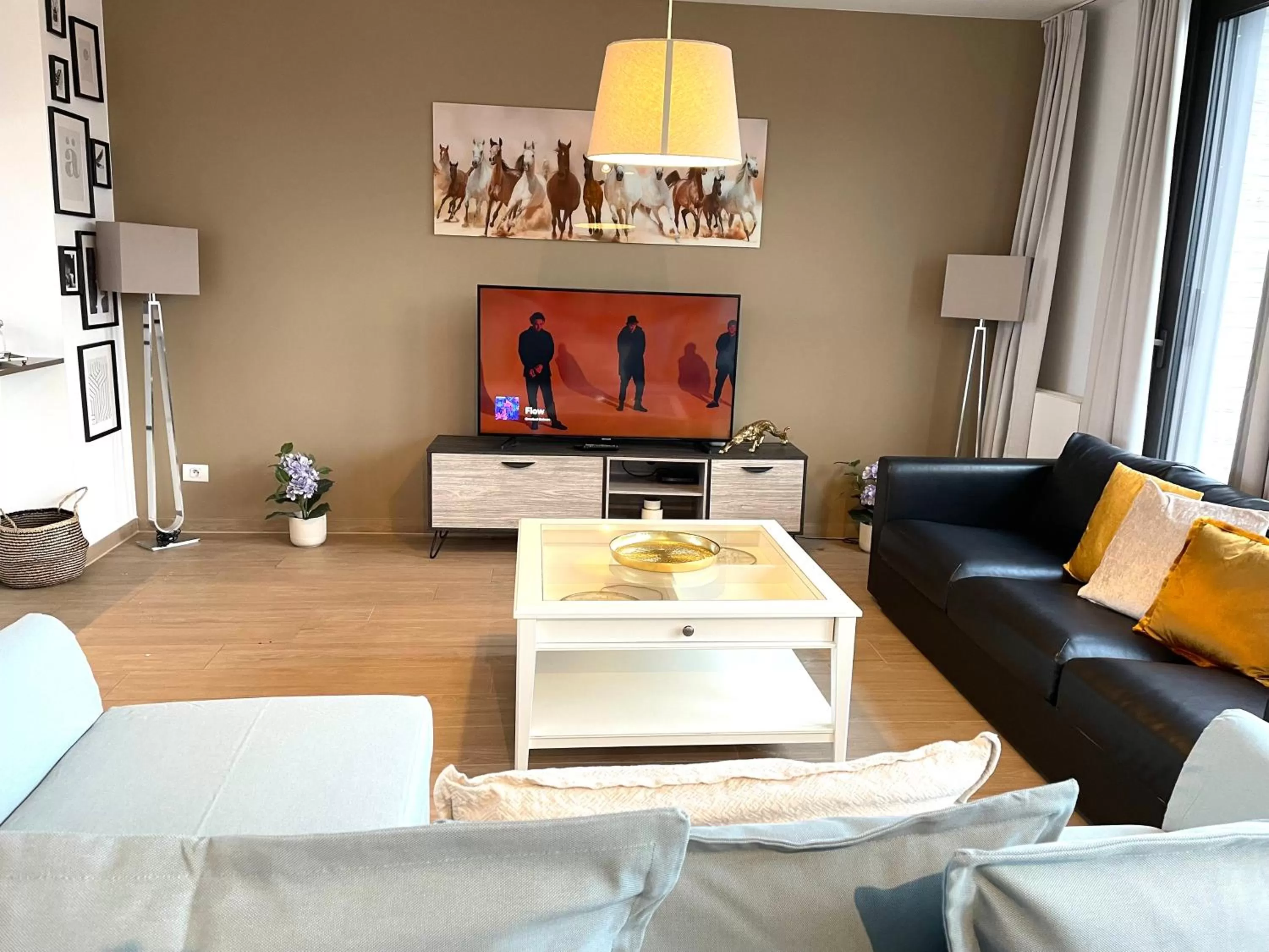 TV and multimedia in OneLuxStay near Diamond District