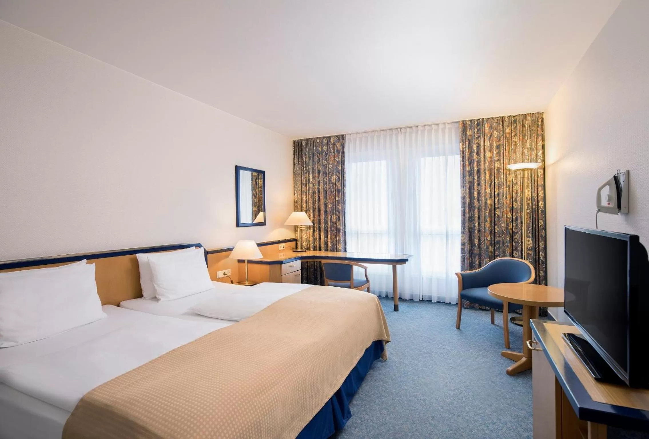 Photo of the whole room, Bed in HI Hotel International Hamburg