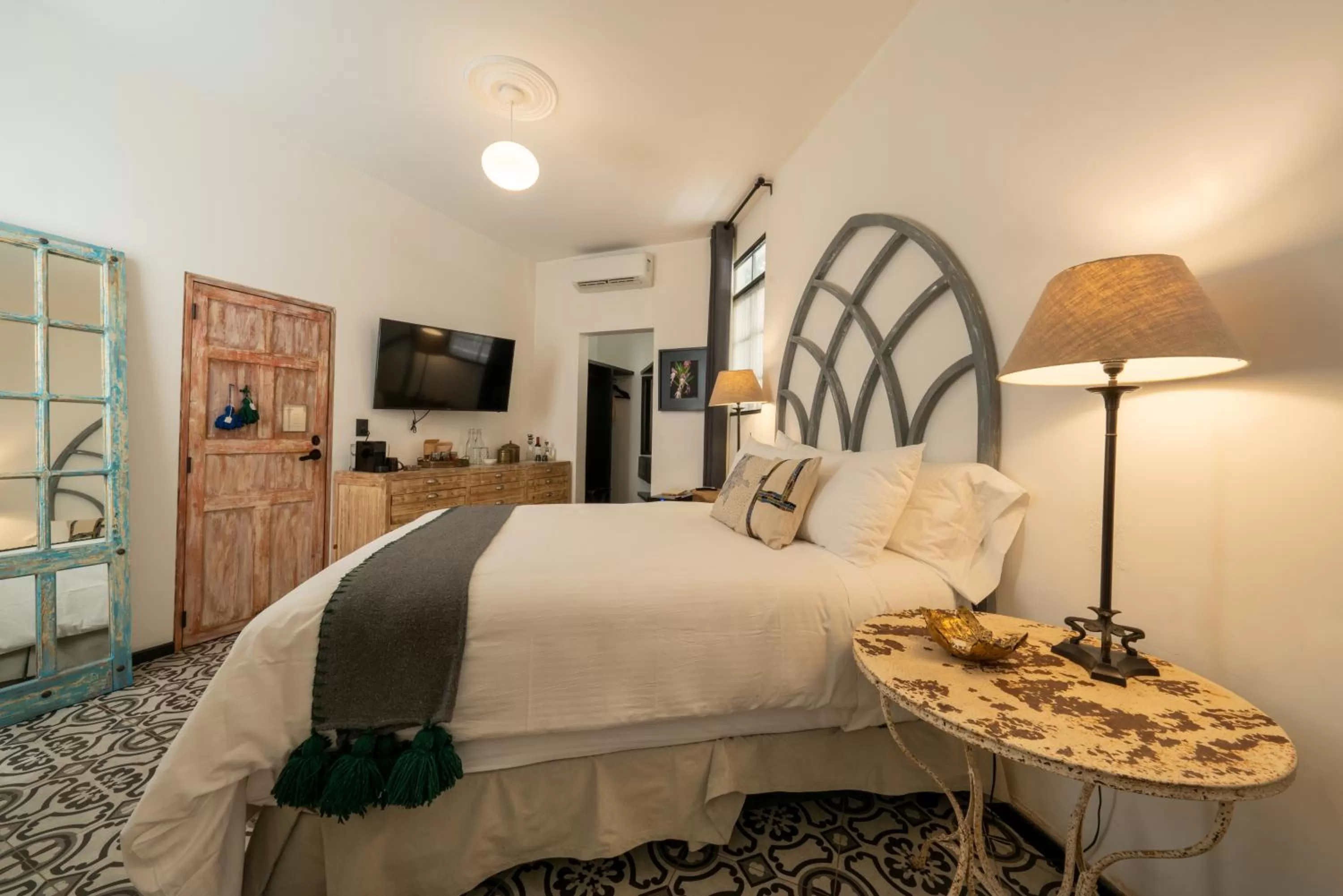 Photo of the whole room, Bed in Orchid House Mexico City