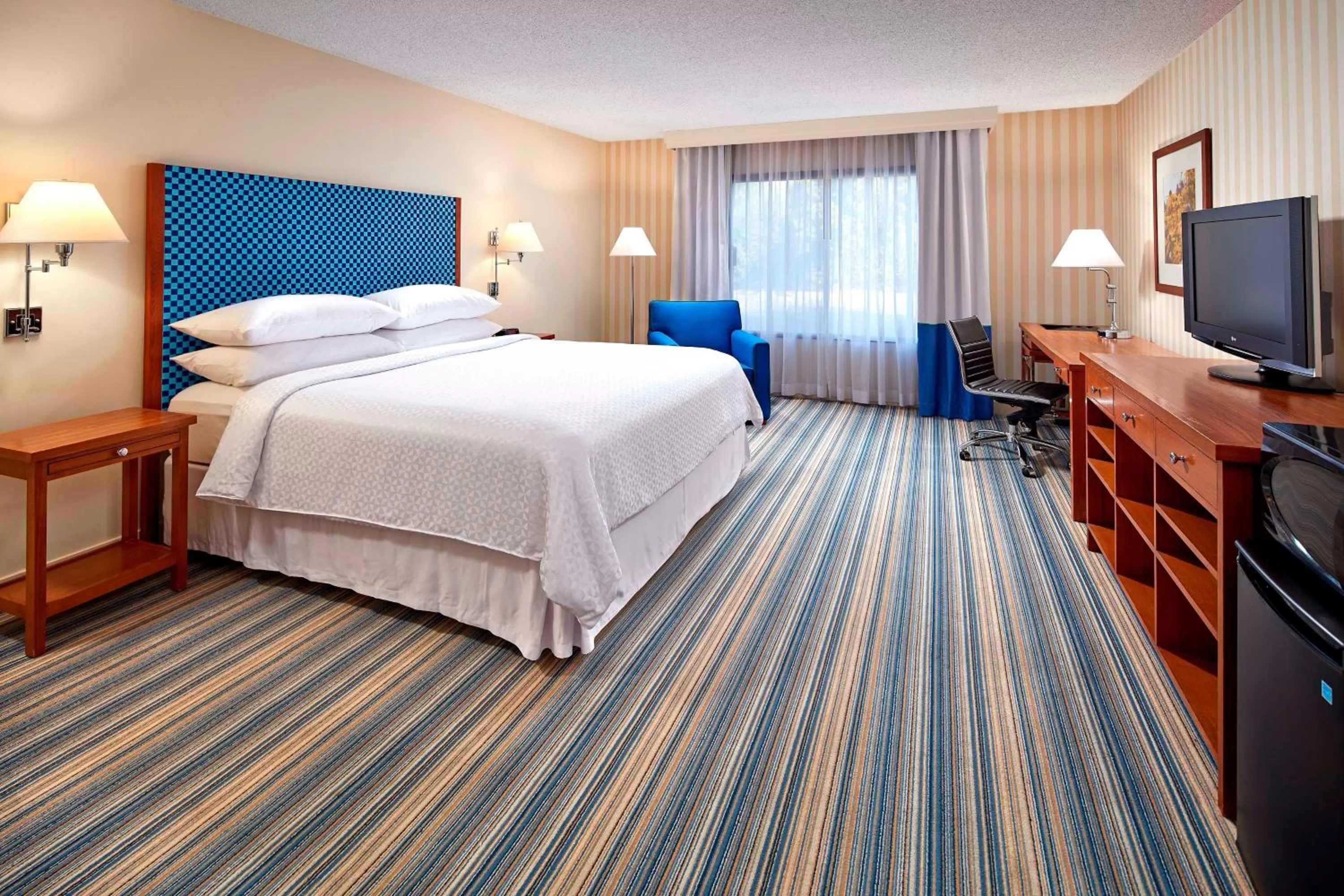 Executive Room, Larger Guest room, 1 King, Corner room in Four Points by Sheraton Bakersfield