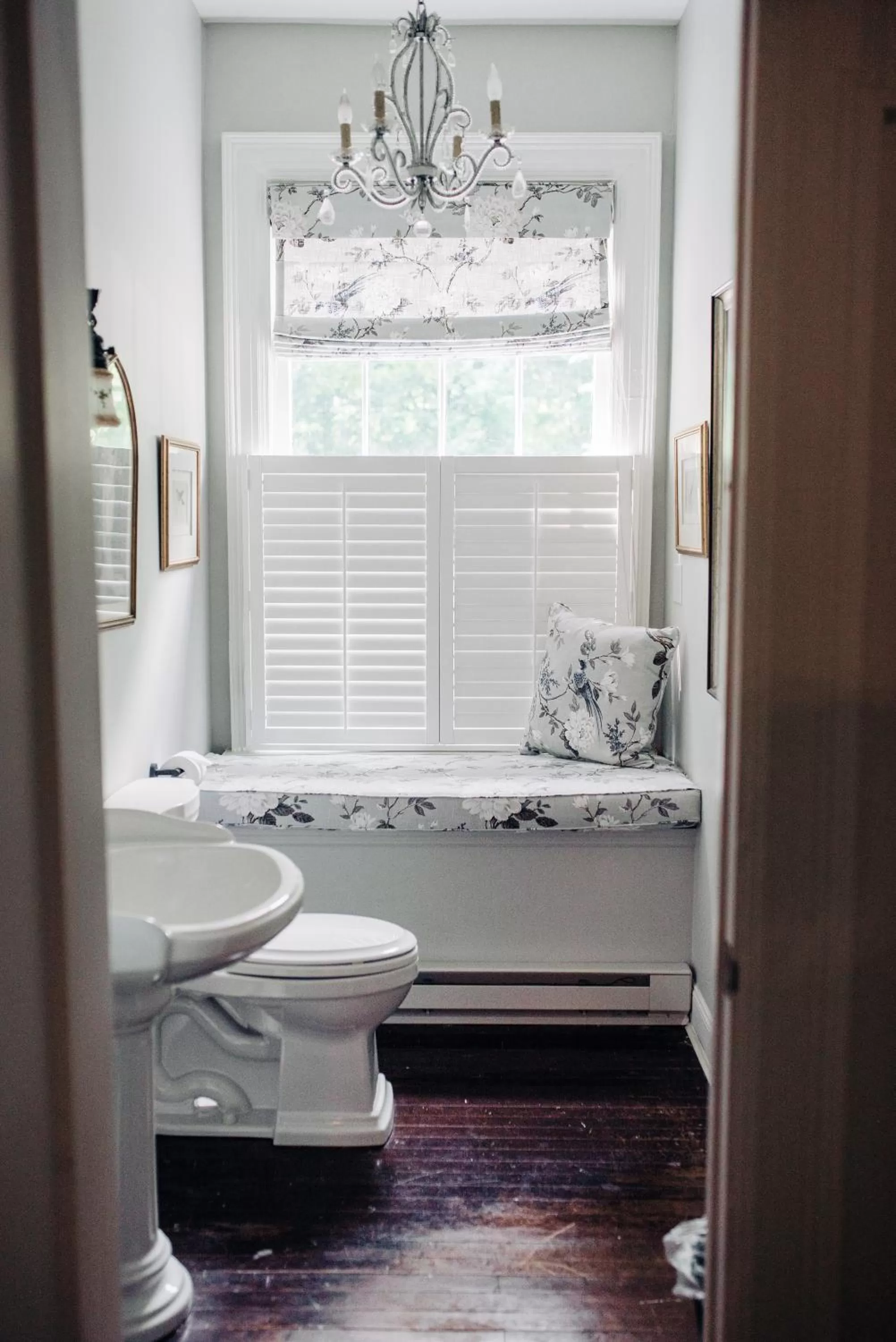 Toilet in Benn Conger Inn