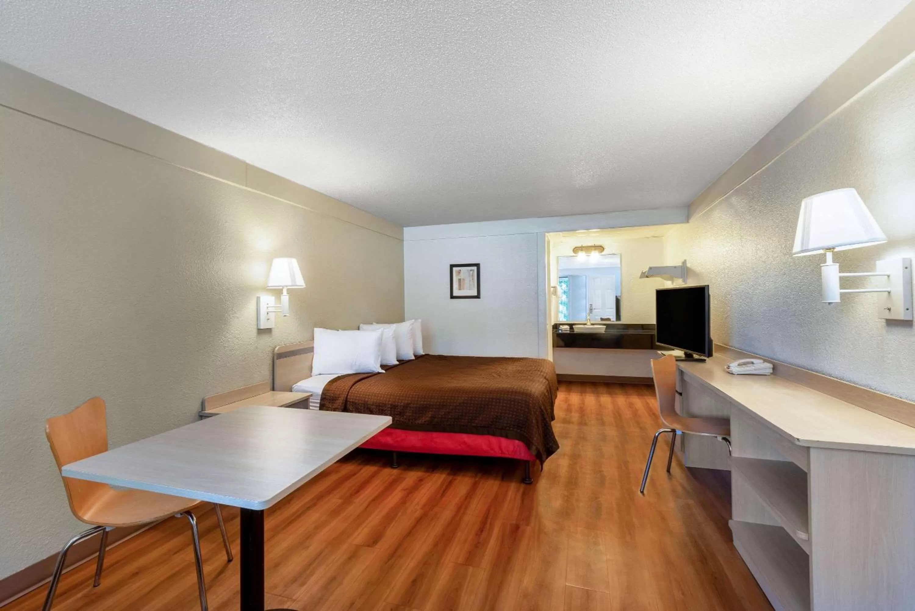 Photo of the whole room, Bed in Travelodge by Wyndham Essington / Philadelphia Airport