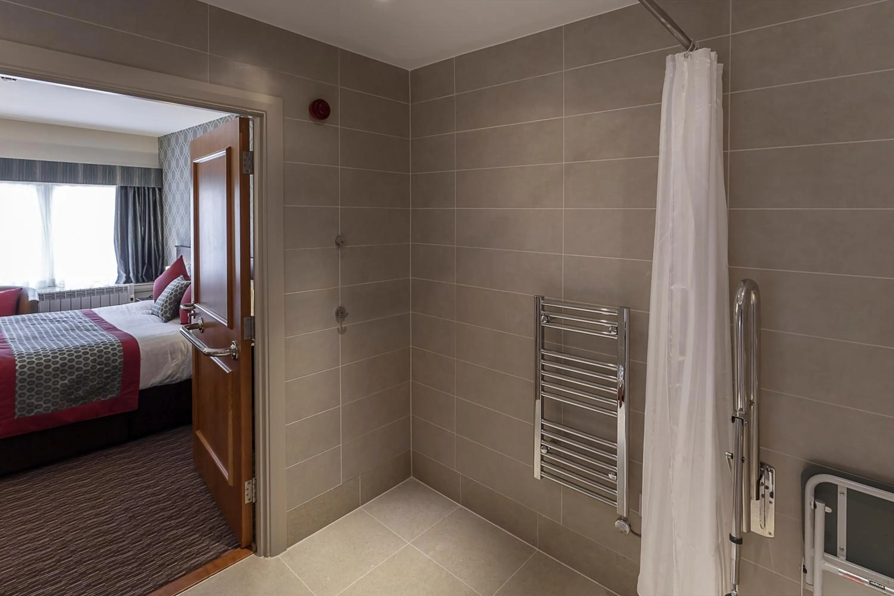 Bathroom, Bed in Best Western Plus Pinewood Manchester Airport-Wilmslow Hotel