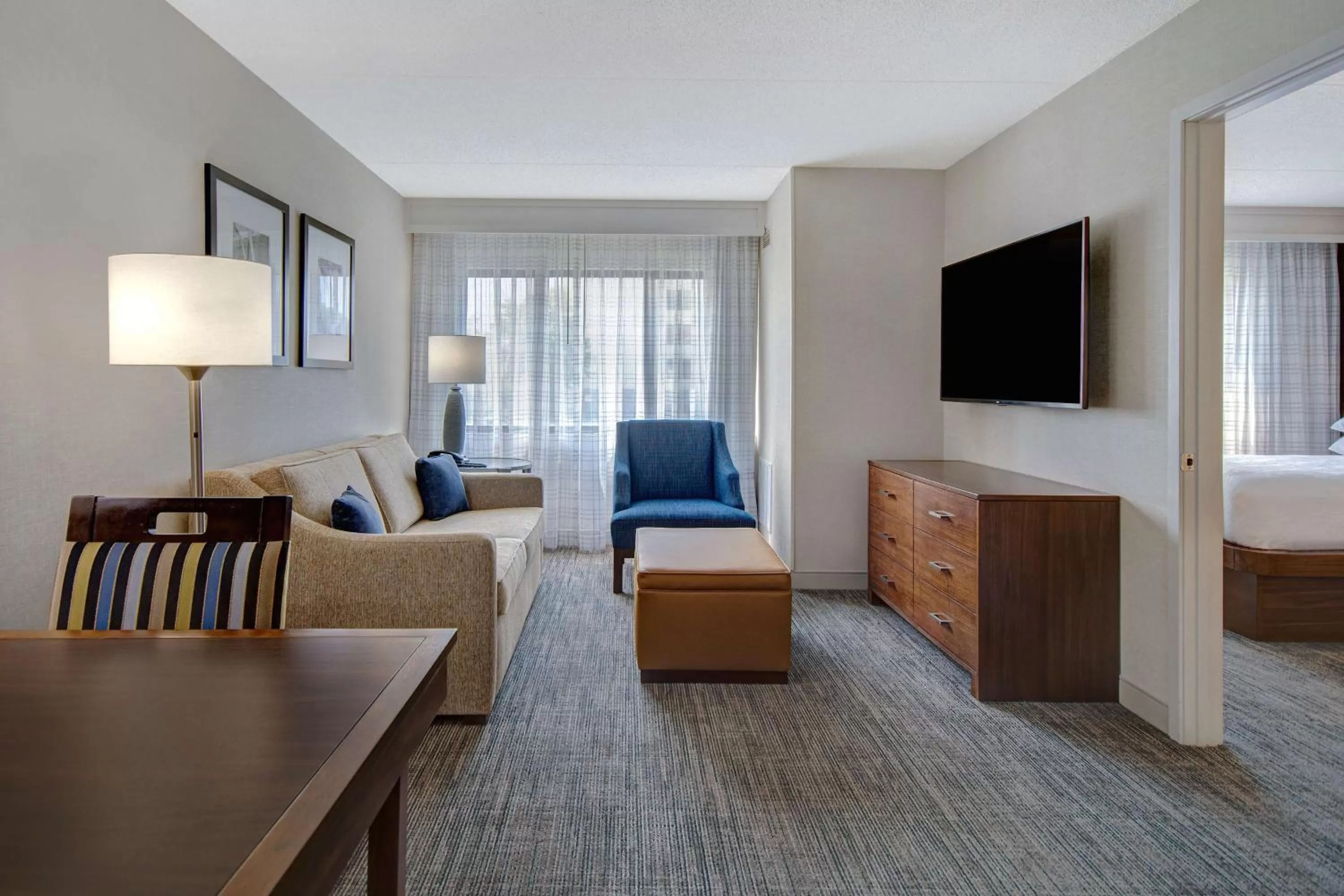 Living room, Bed in Embassy Suites by Hilton Detroit Metro Airport