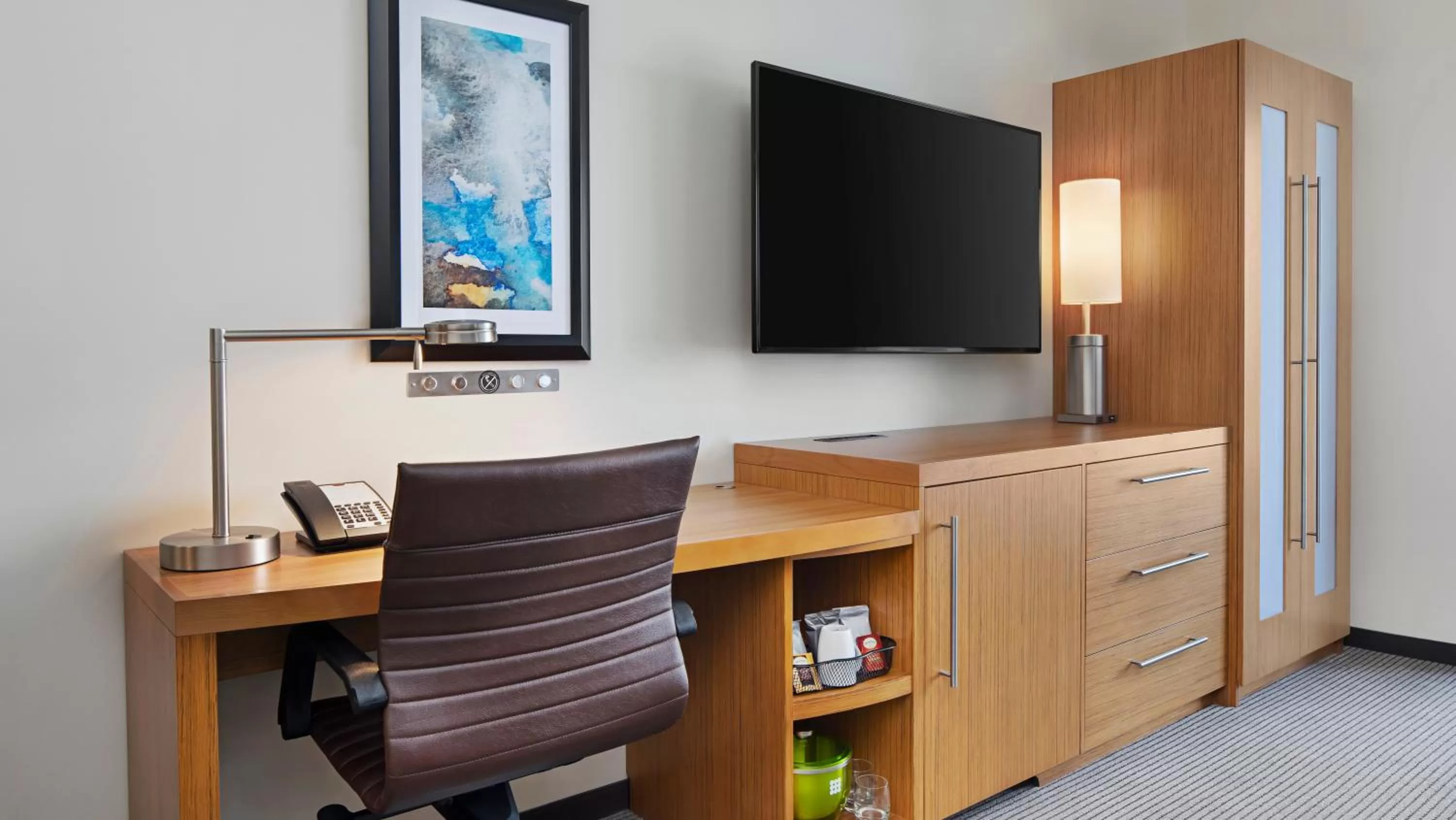 TV and multimedia in Hyatt Place Jacksonville St. Johns Town Center