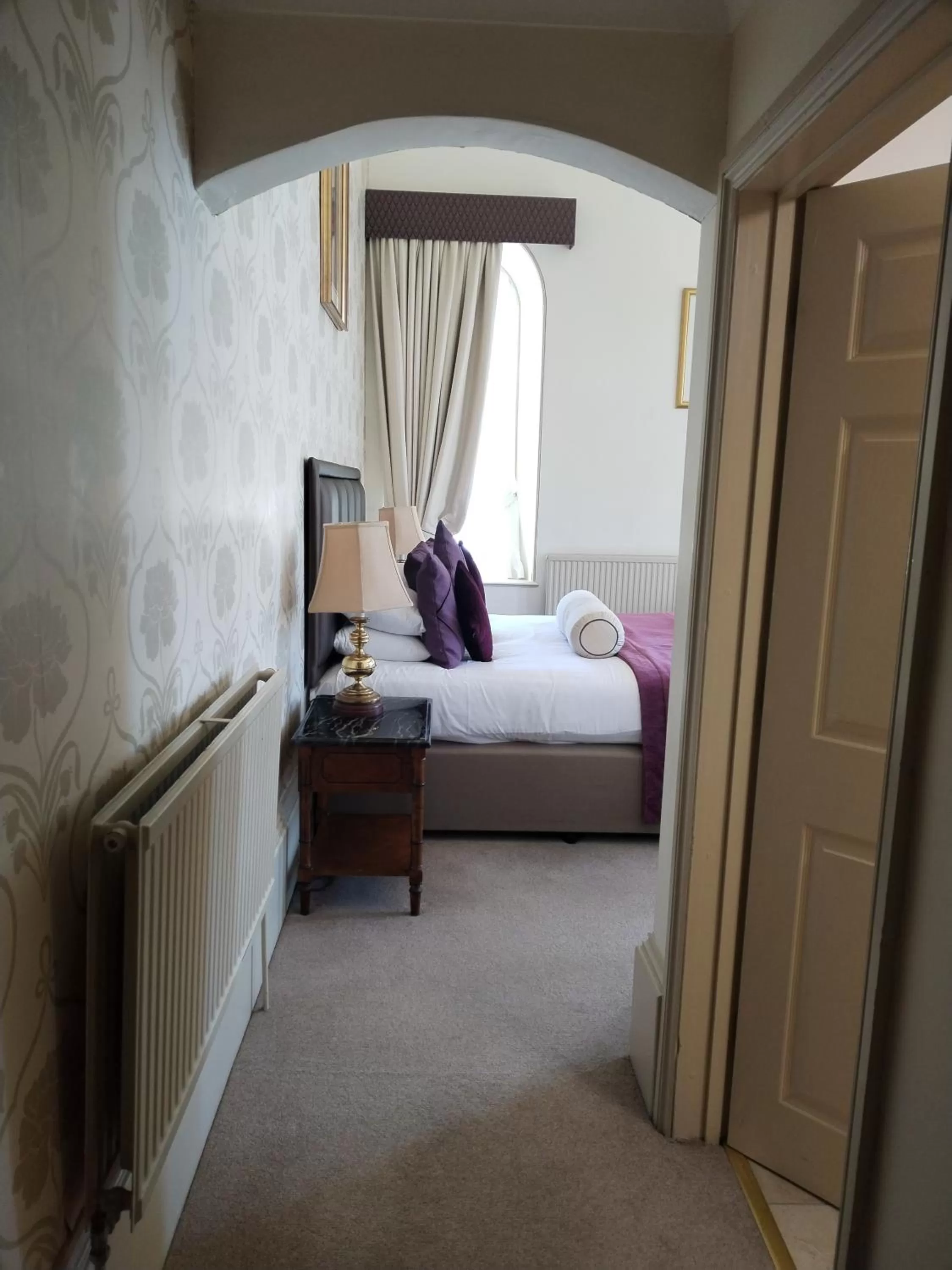 Bedroom, Bed in Abbey Sands Hotel