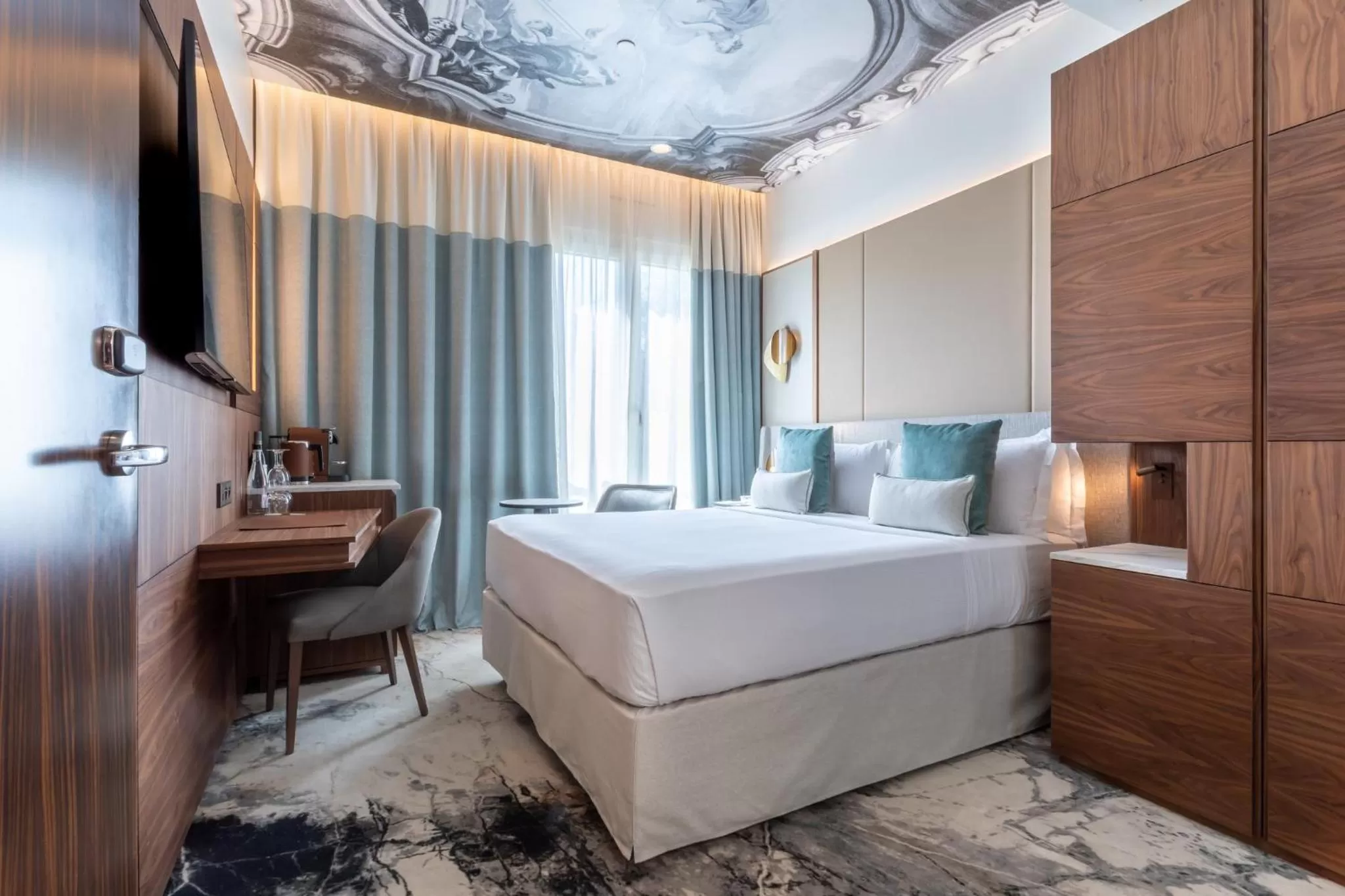 Photo of the whole room, Bed in InterContinental Paris Champs Elysées Etoile by IHG