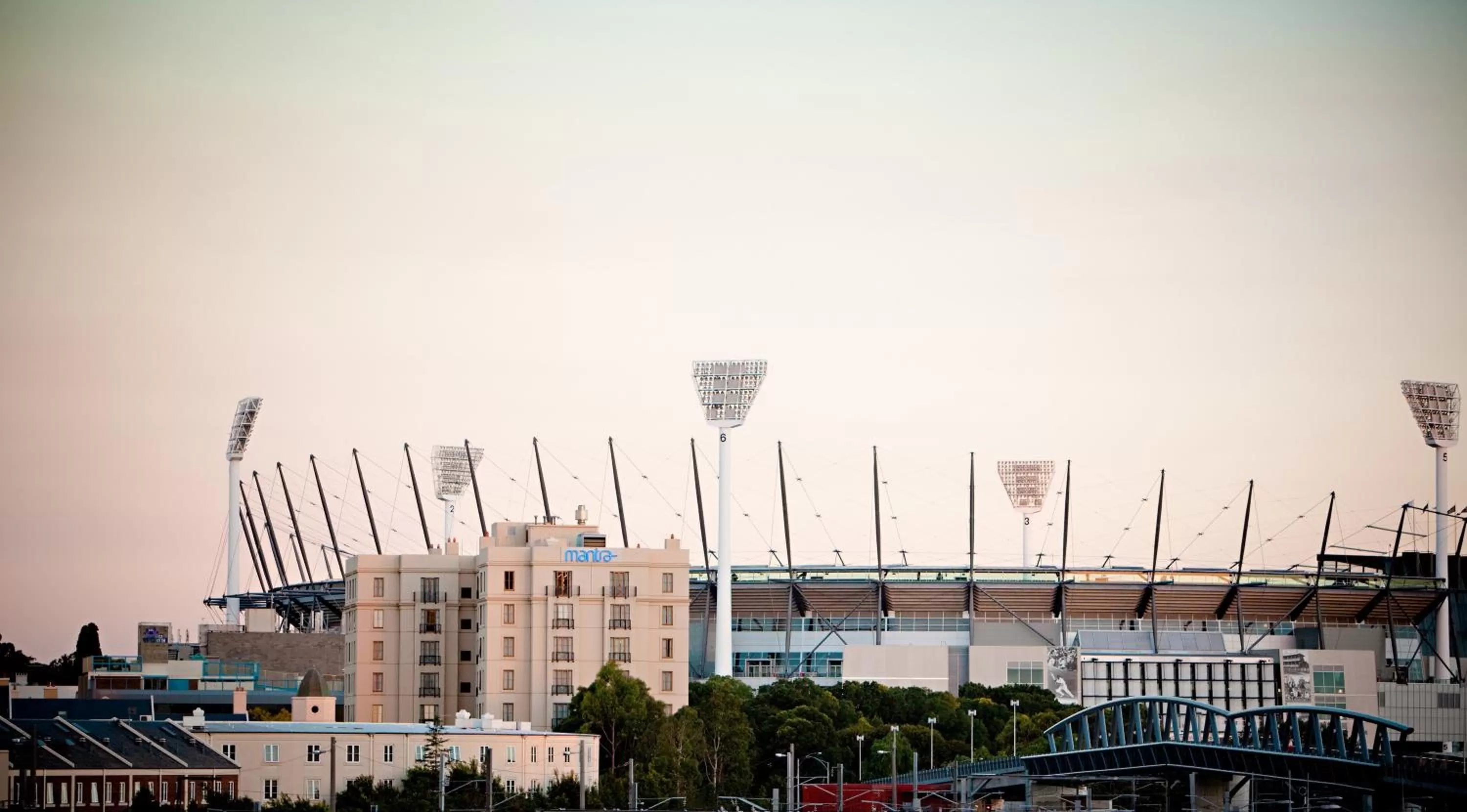 Area and facilities in Mantra on Jolimont Melbourne