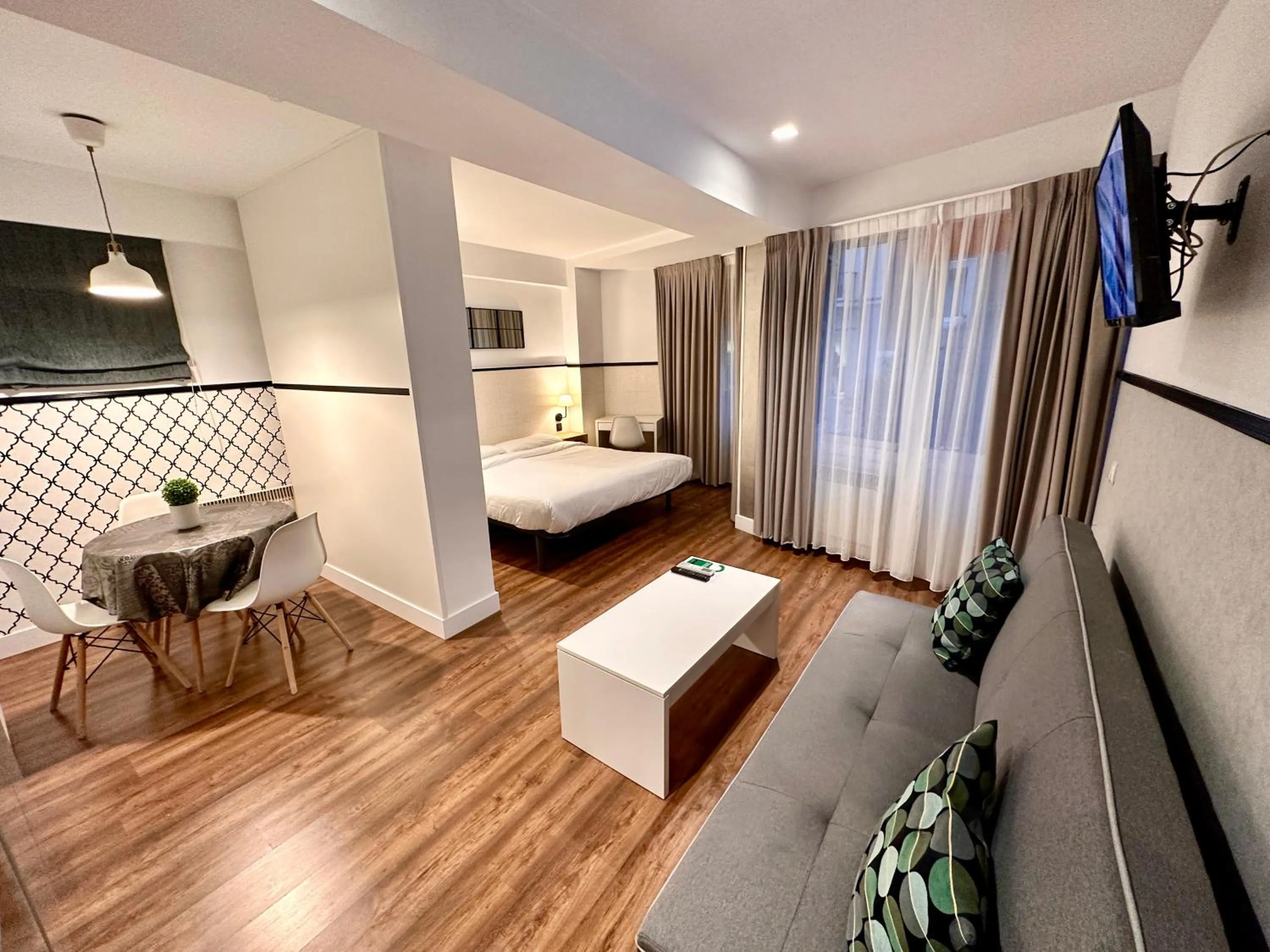 Photo of the whole room, Bed in Far Home Gran Vía