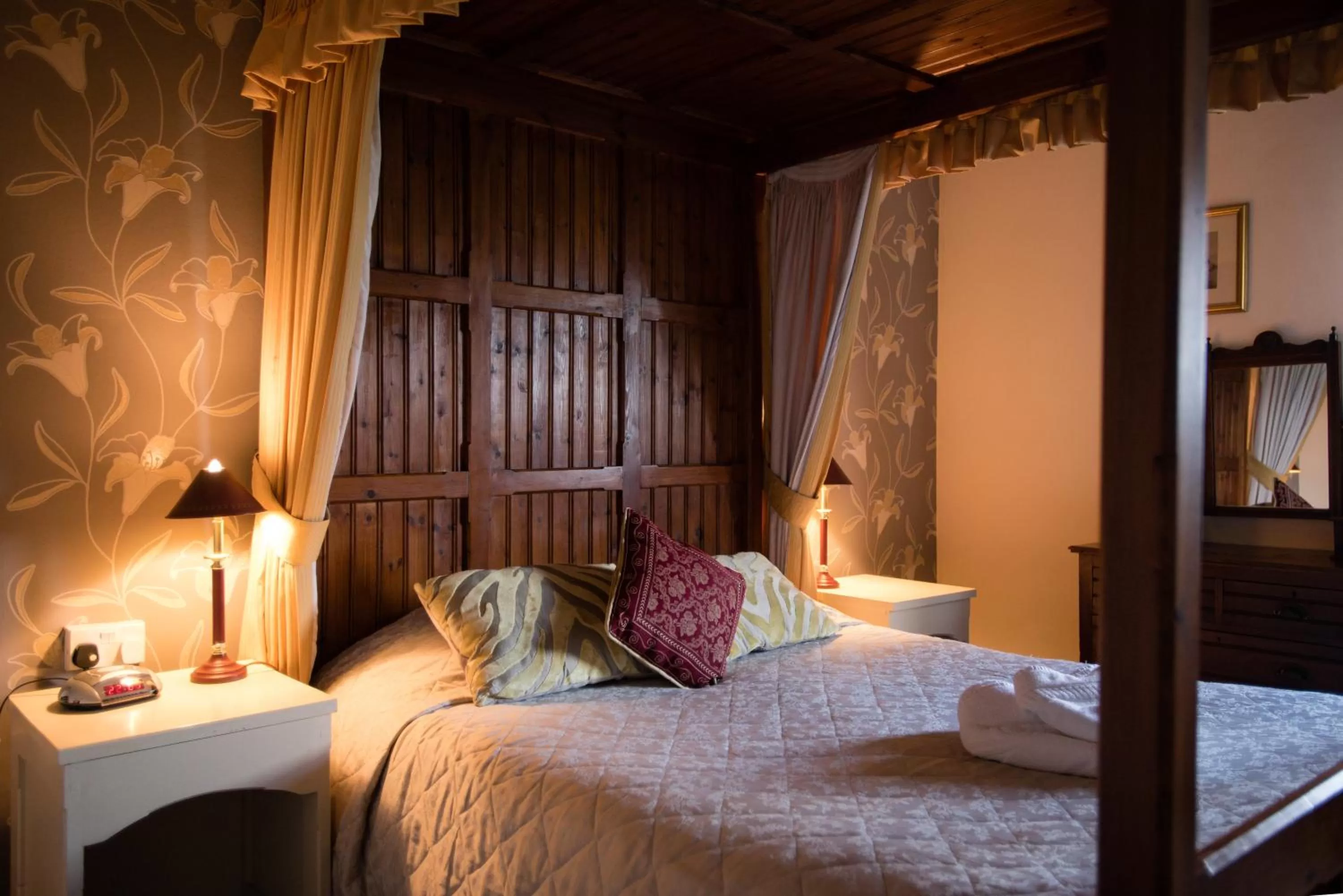 Bed in The Royal Arms Bed & Breakfast