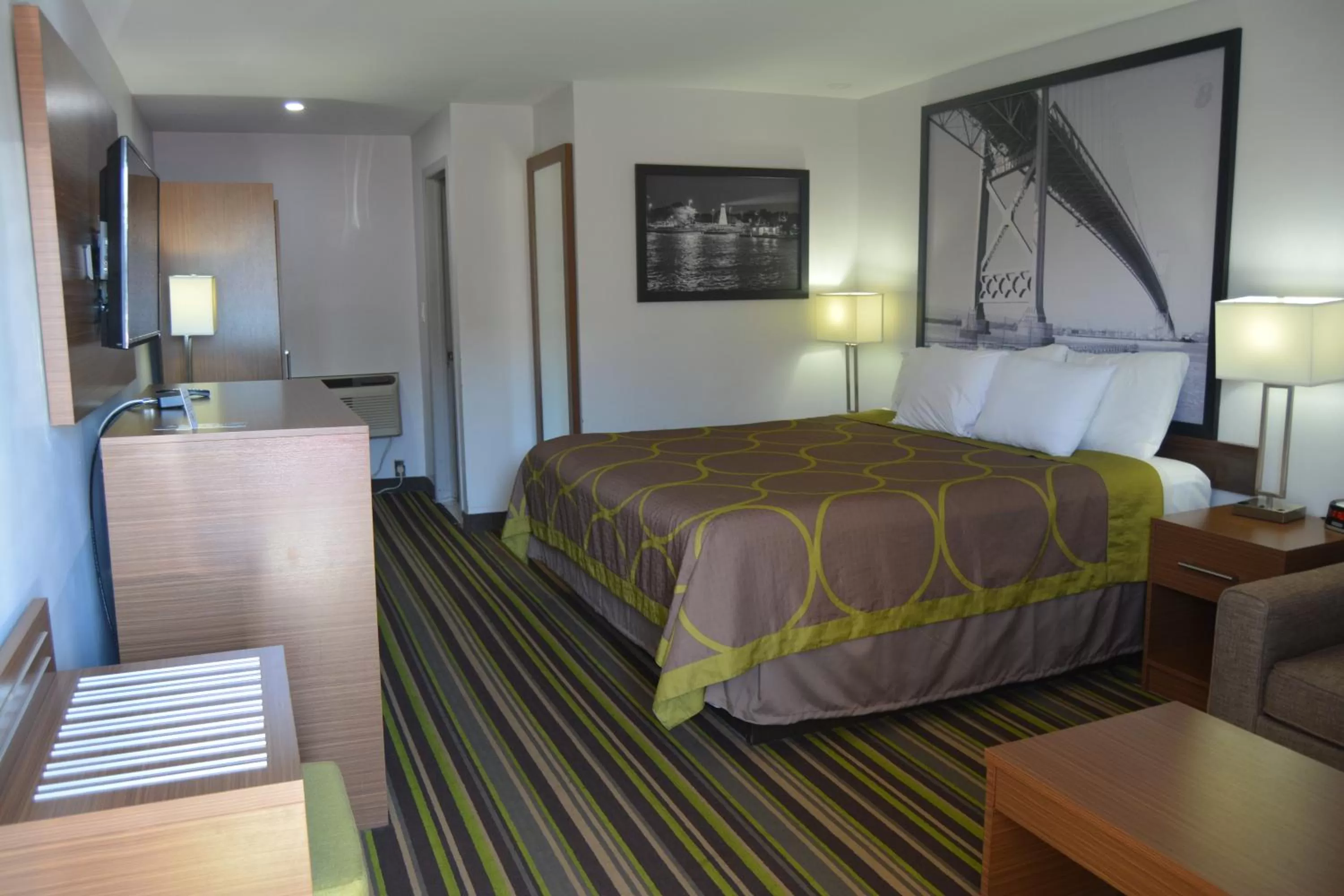 Photo of the whole room in Super 8 by Wyndham Windsor/Dougall