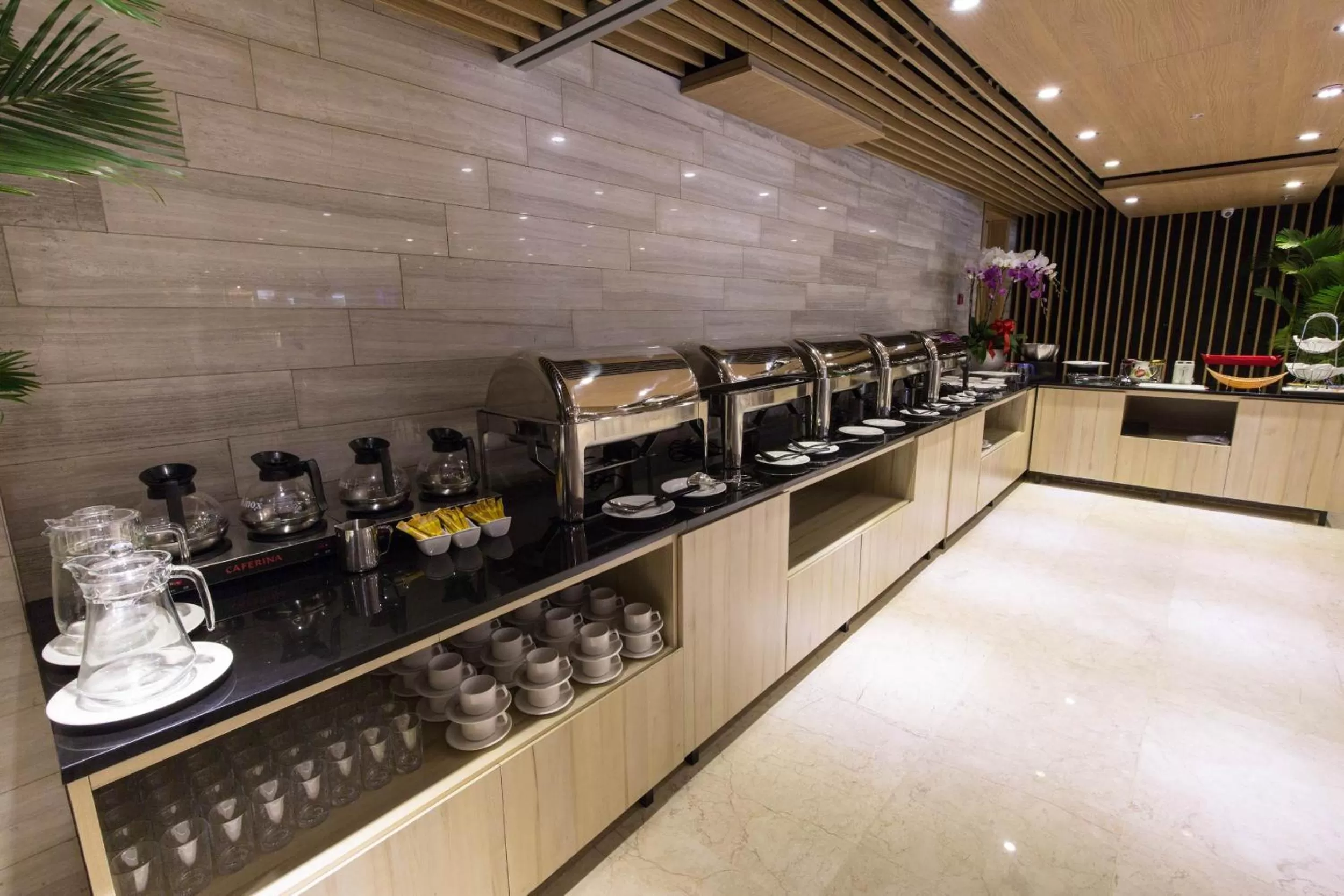 Restaurant/places to eat in Avanti Hotel