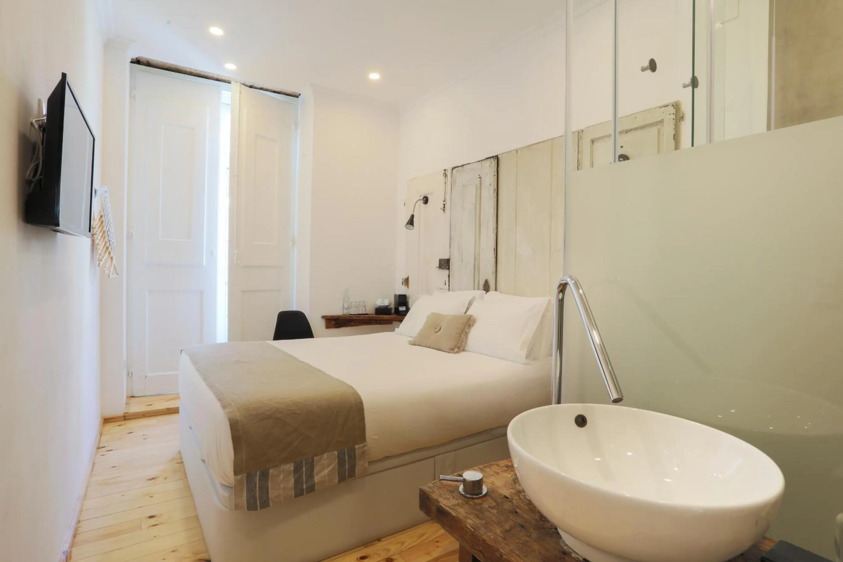 TV and multimedia in 262 Boutique Hotel