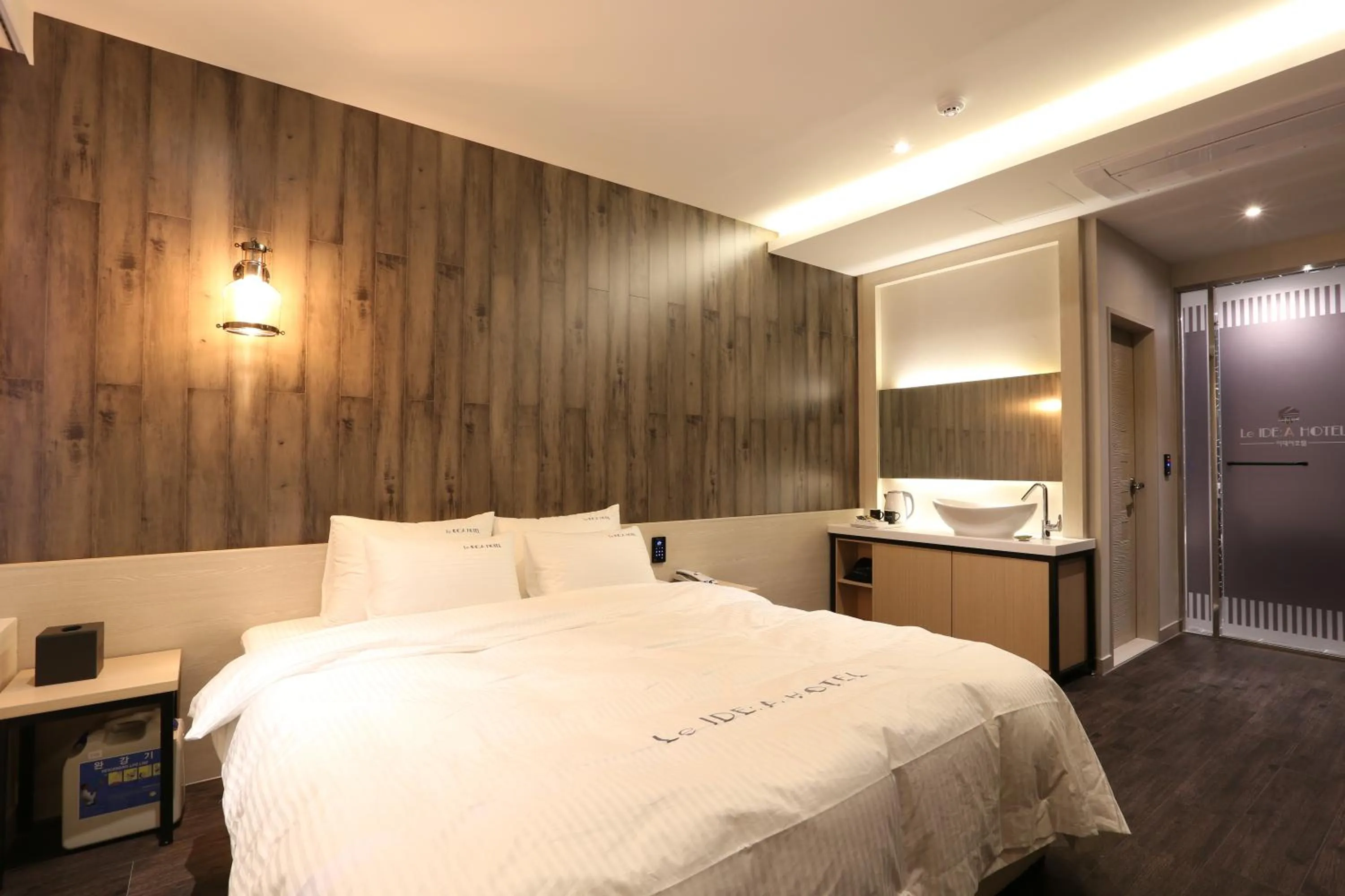 Decorative detail, Bed in Le Idea Hotel Busan Station