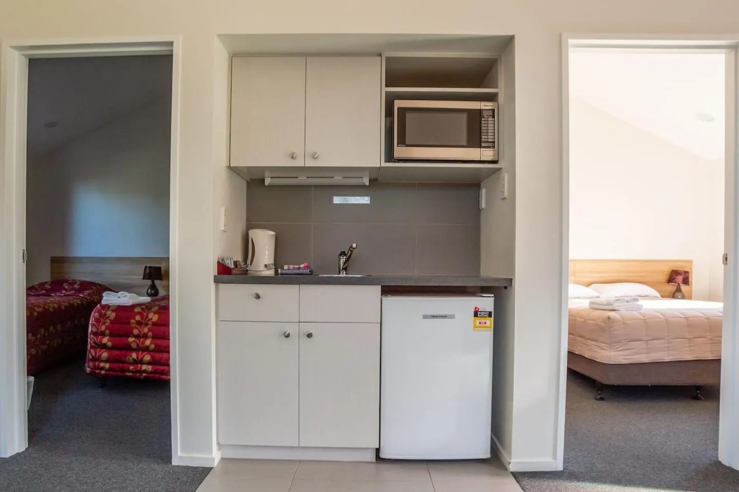 Kitchen or kitchenette, Bed in Christchurch Park Motel