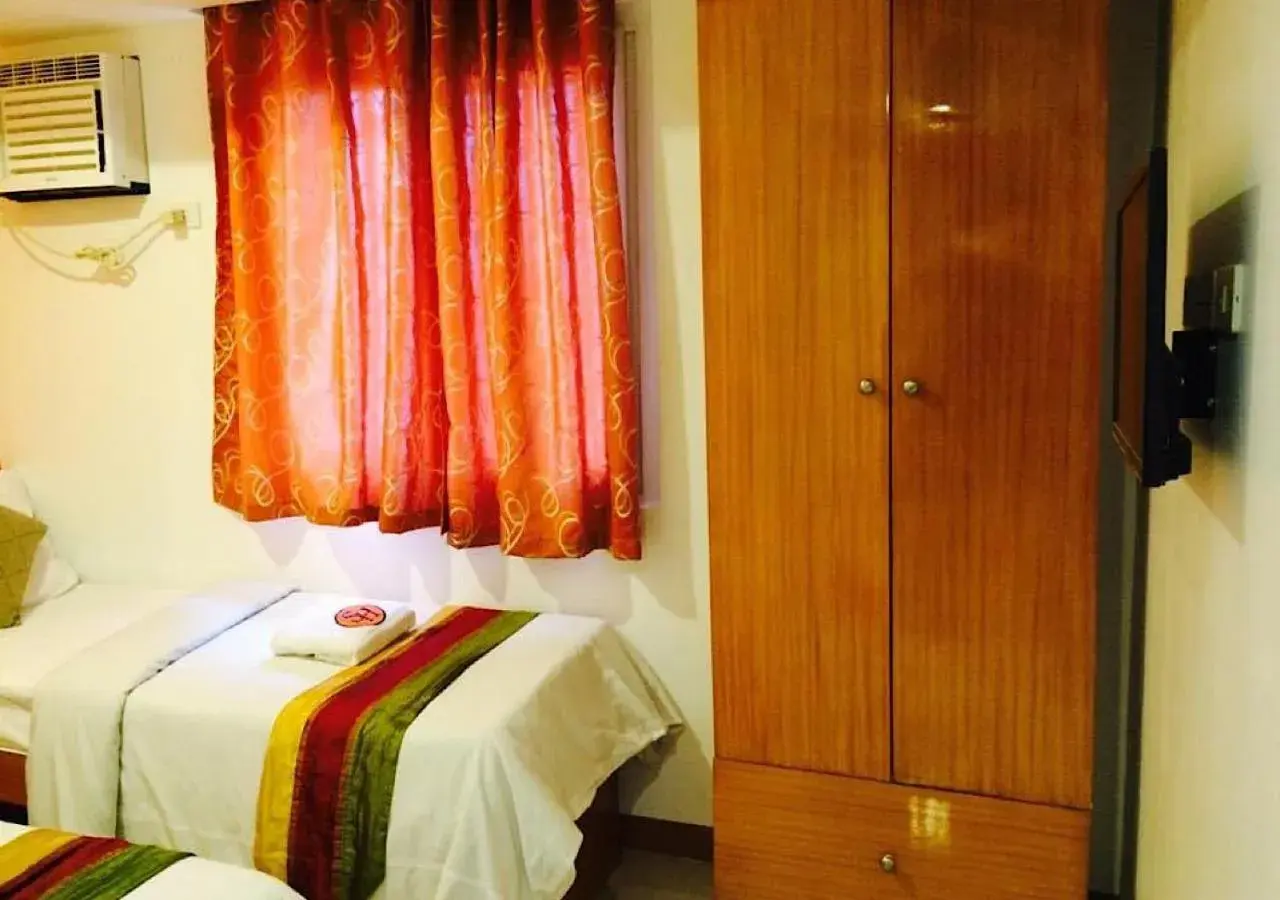 Budget Twin Room in Stone House Hotel Pasay Budget Twin Room in Stone House Hotel Pasay