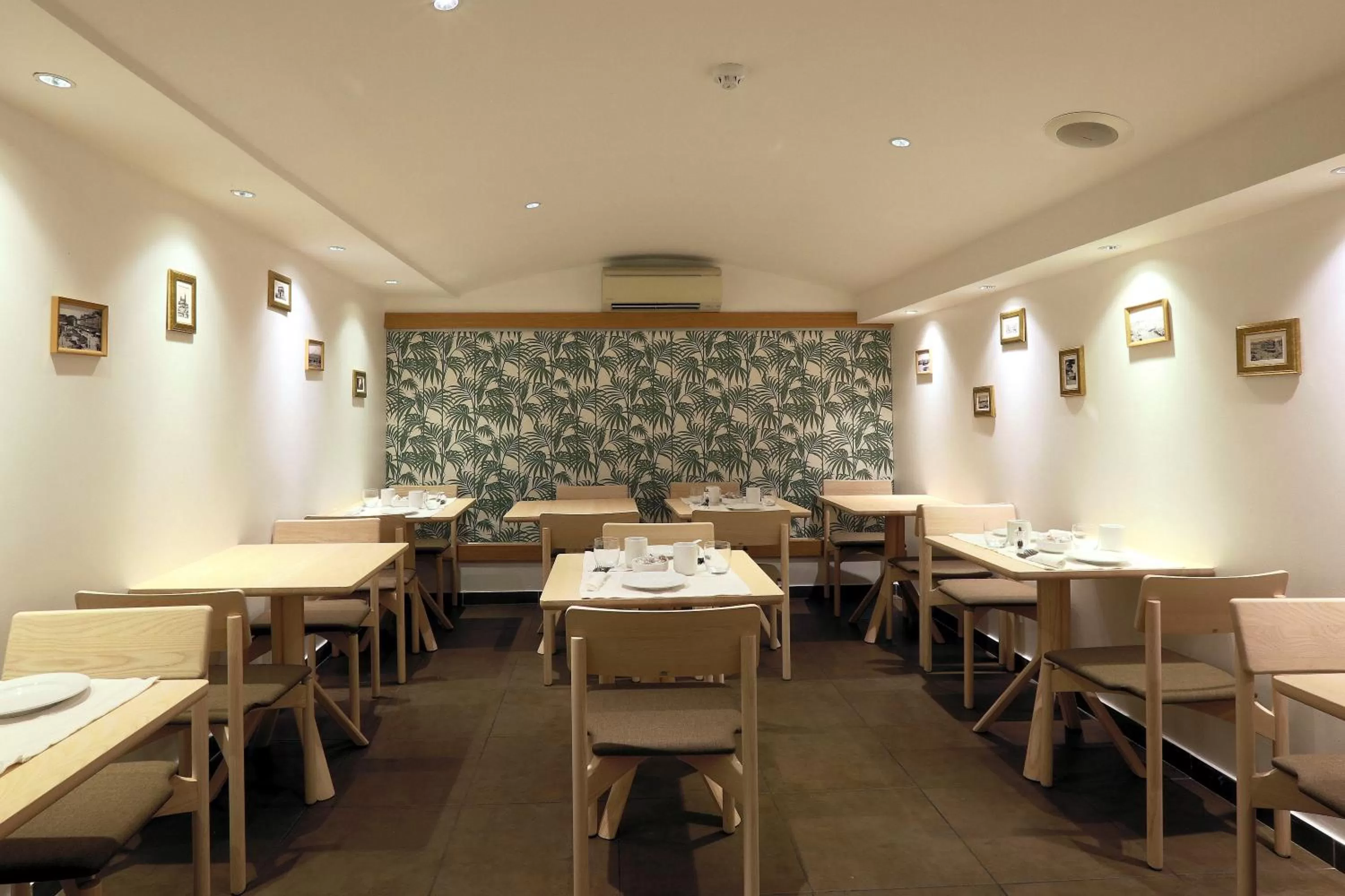 Restaurant/places to eat in Best Western Hotel du Mucem