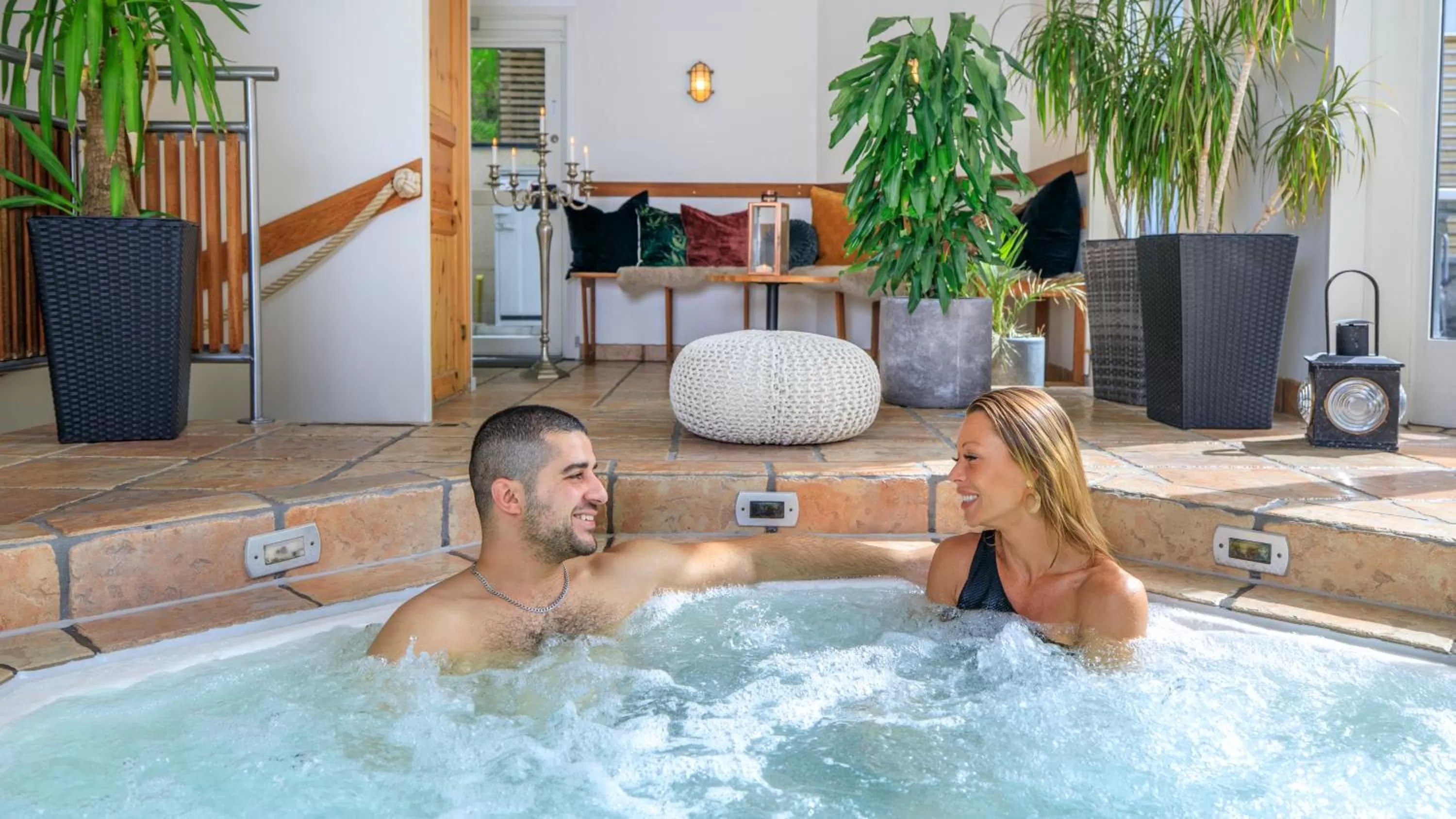 Hot Tub in Treetop Spa Hangout & Hotel