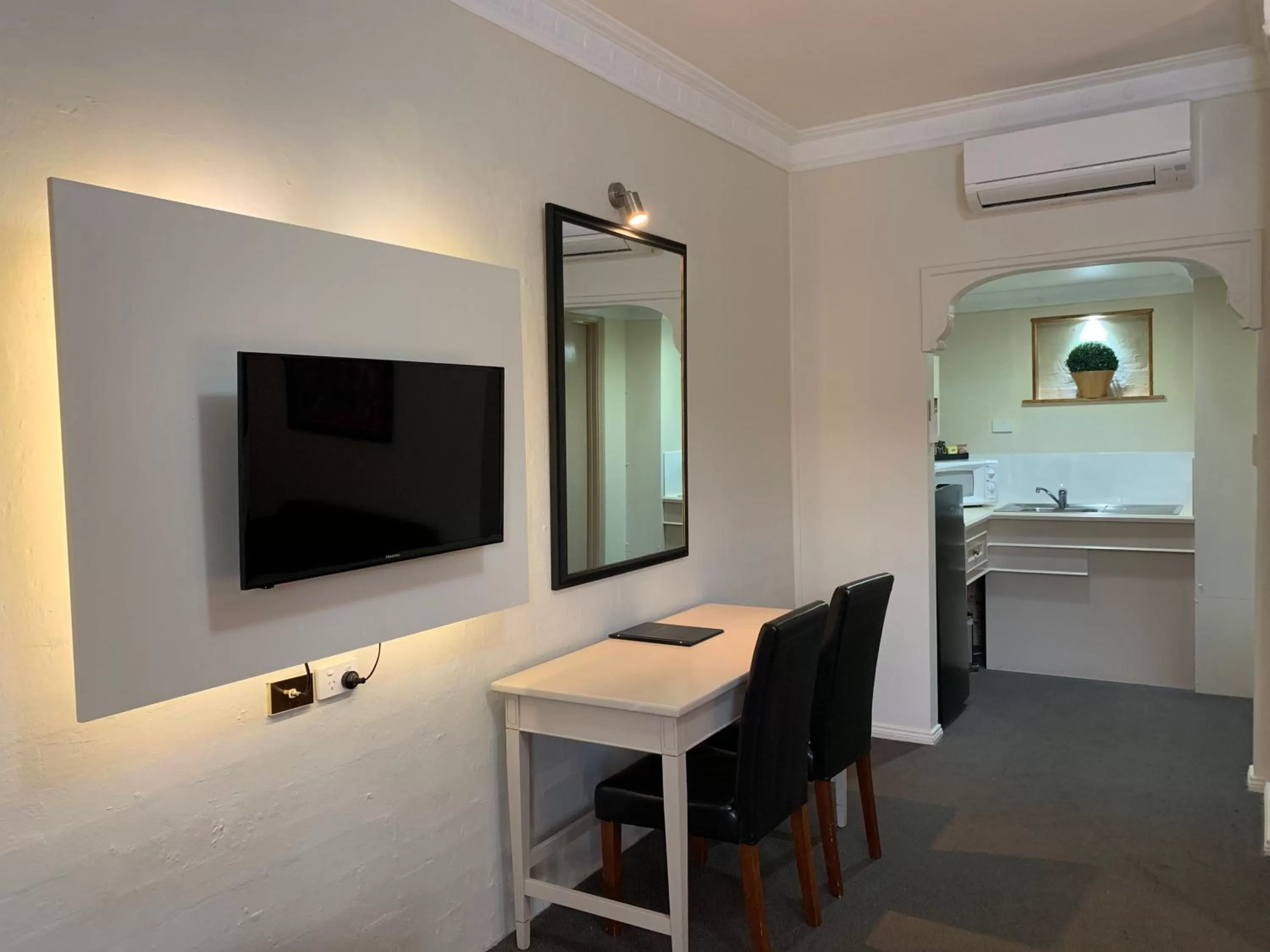 Kitchen or kitchenette in Heritage Motor Inn Goulburn