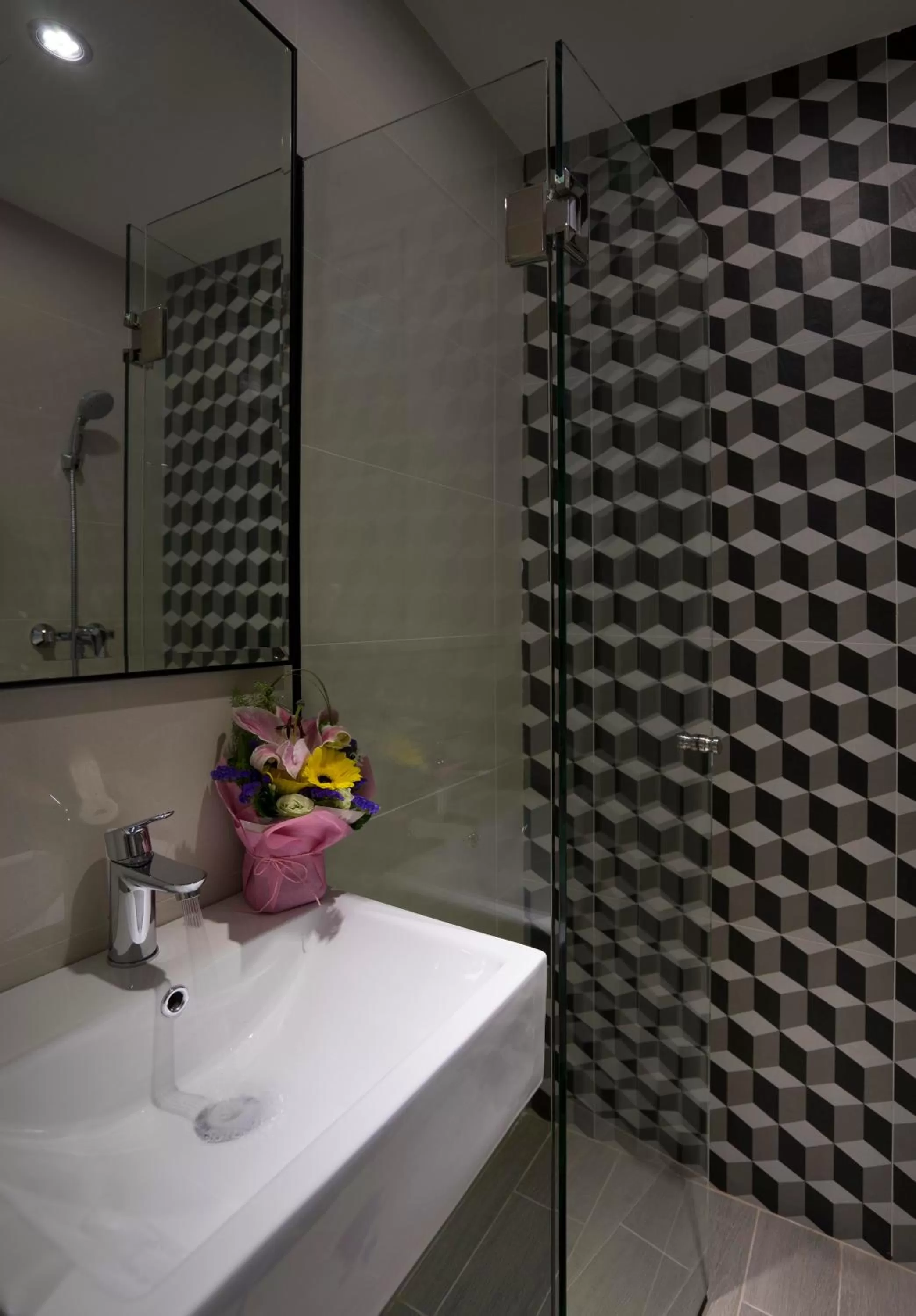 Shower in Hotel 81 Premier Hollywood