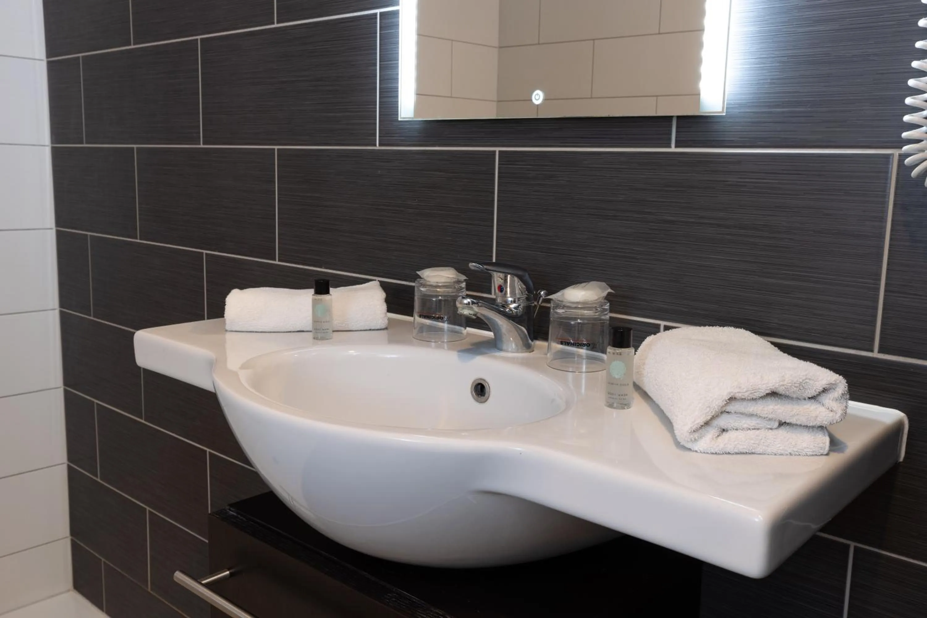 Bathroom in The Originals City, Hôtel Galaxie, Nice Aéroport