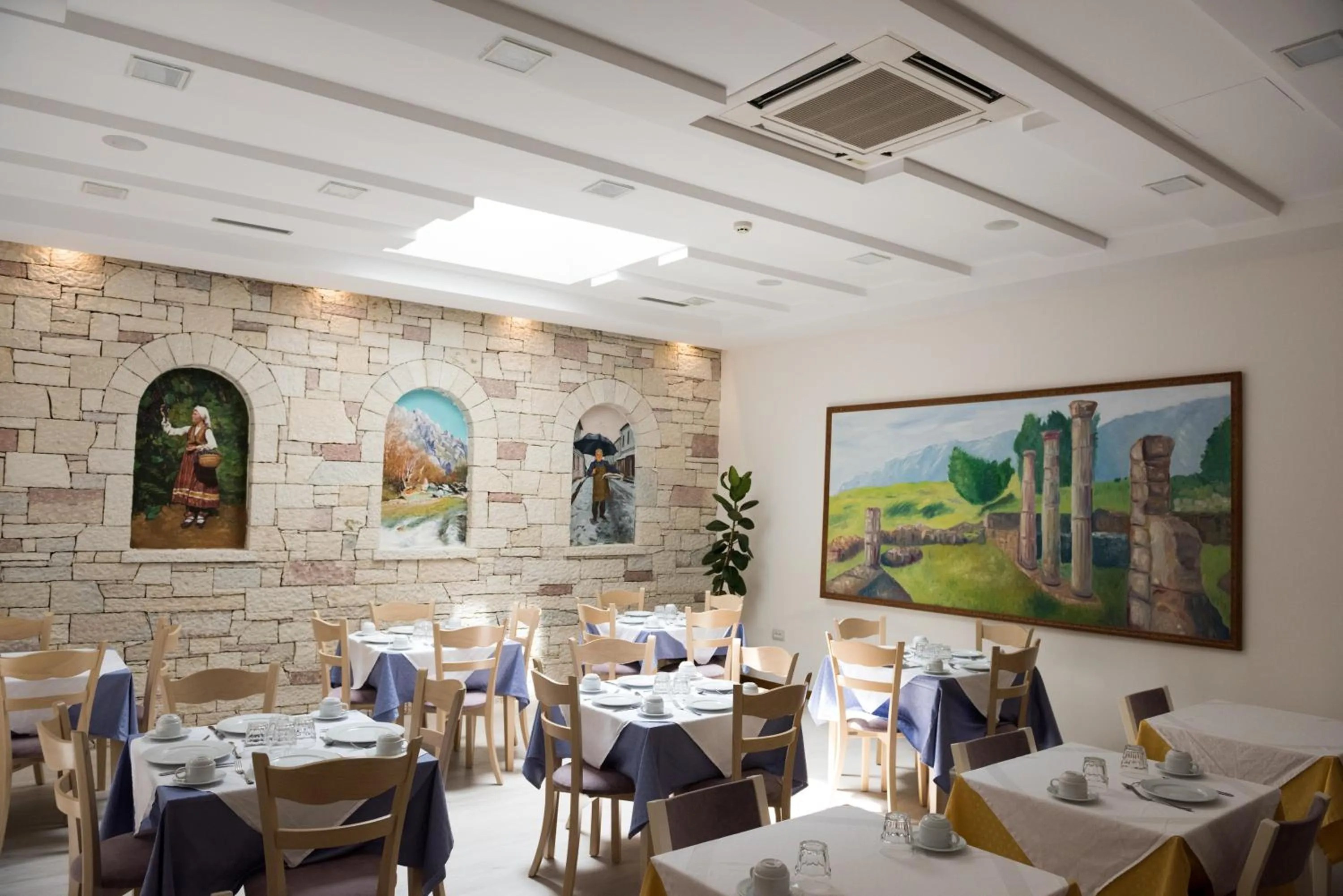 Restaurant/places to eat in Hotel Argjiro
