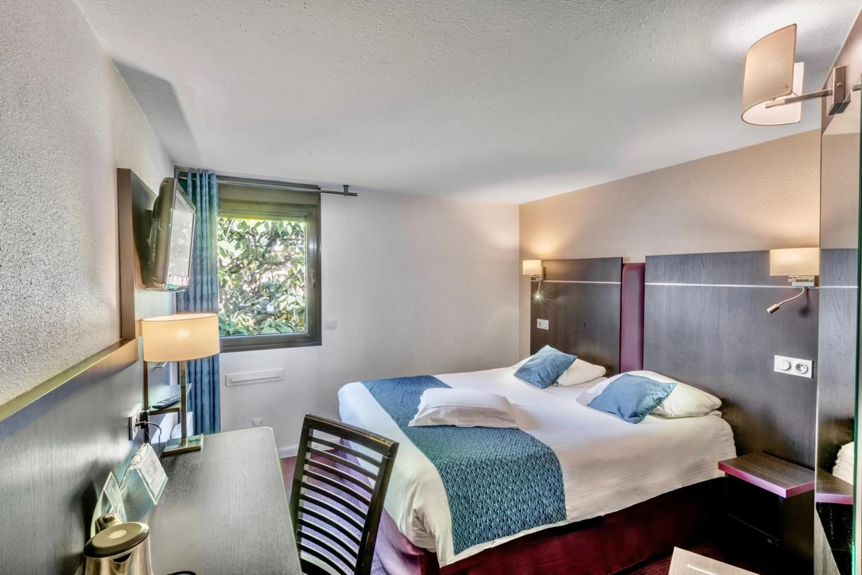 Photo of the whole room, Bed in Kyriad Hotel Meaux