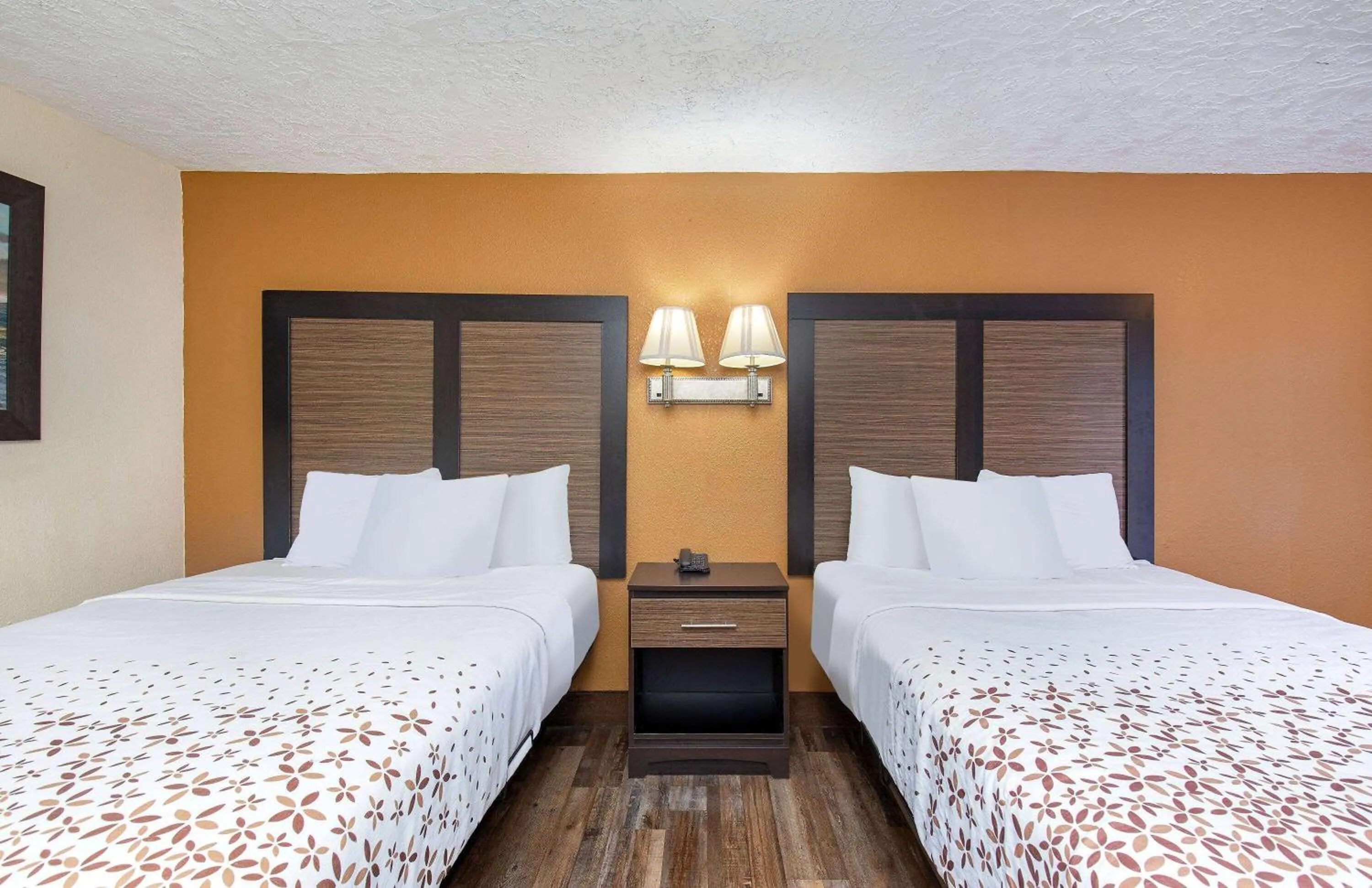 Photo of the whole room, Bed in Americana Inn a Travelodge by Wyndham