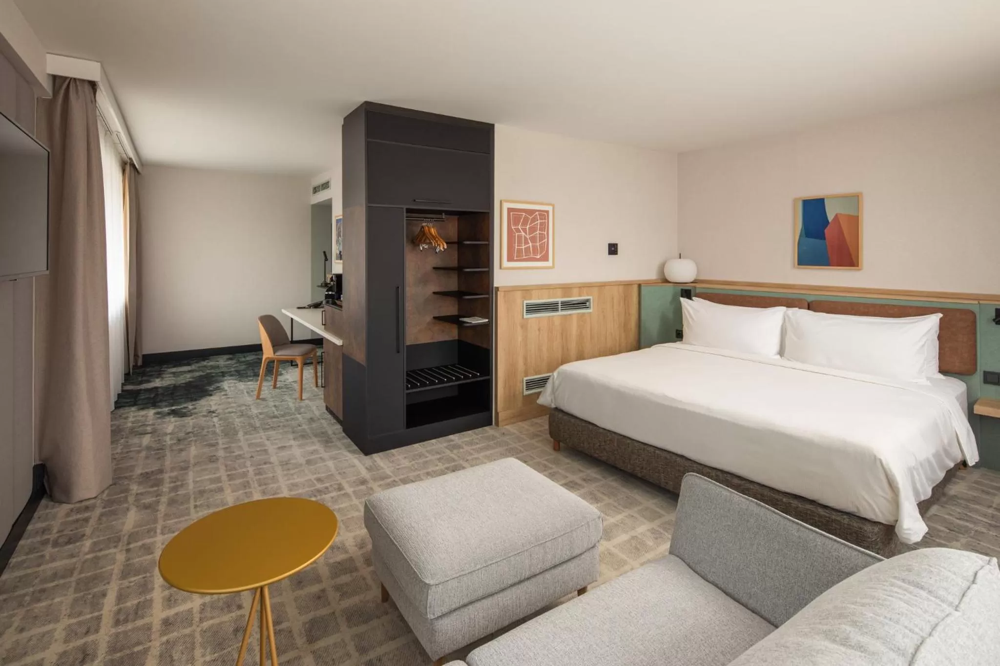 Bedroom, Bed in Crowne Plaza Budapest by IHG