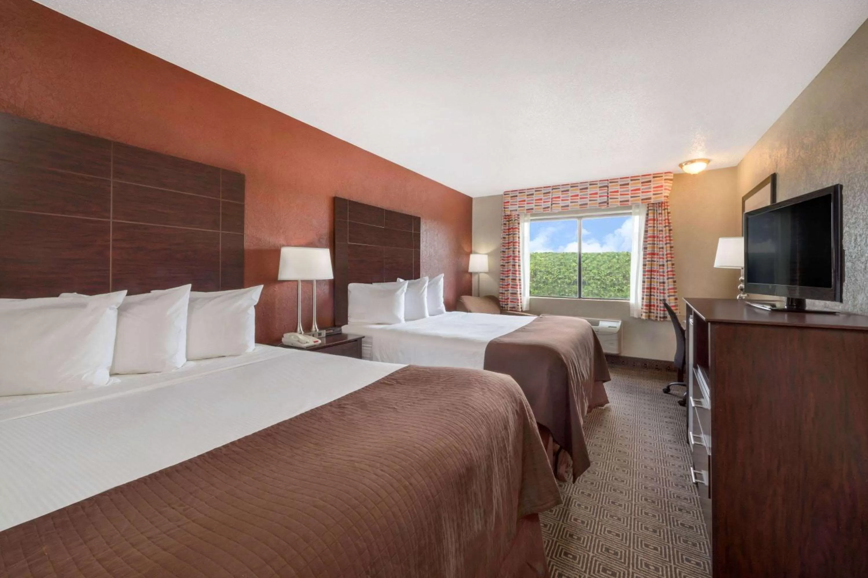 Photo of the whole room, Bed in Baymont by Wyndham Midland Airport