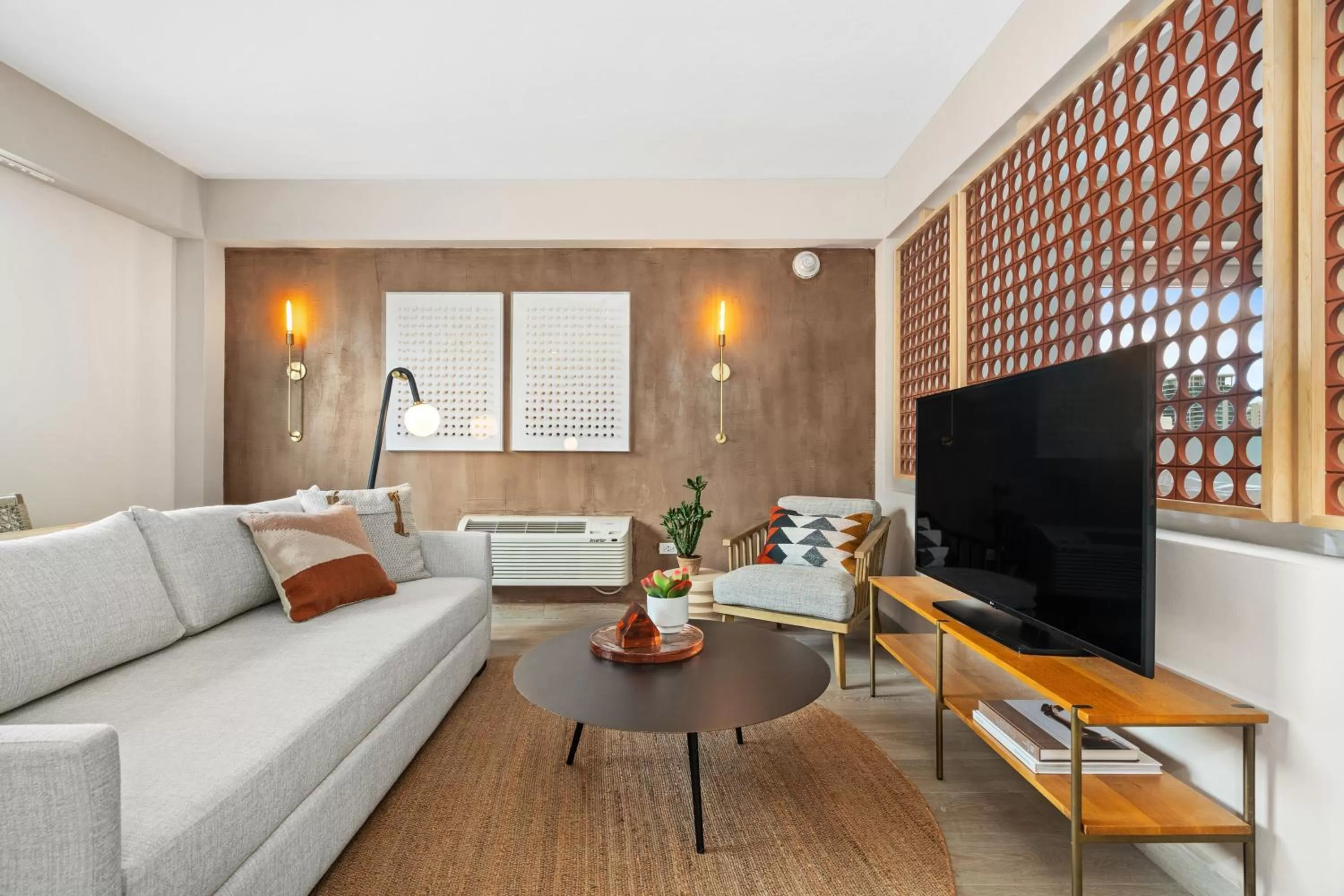 TV and multimedia in HiBird- Apartment and Suites Hotel