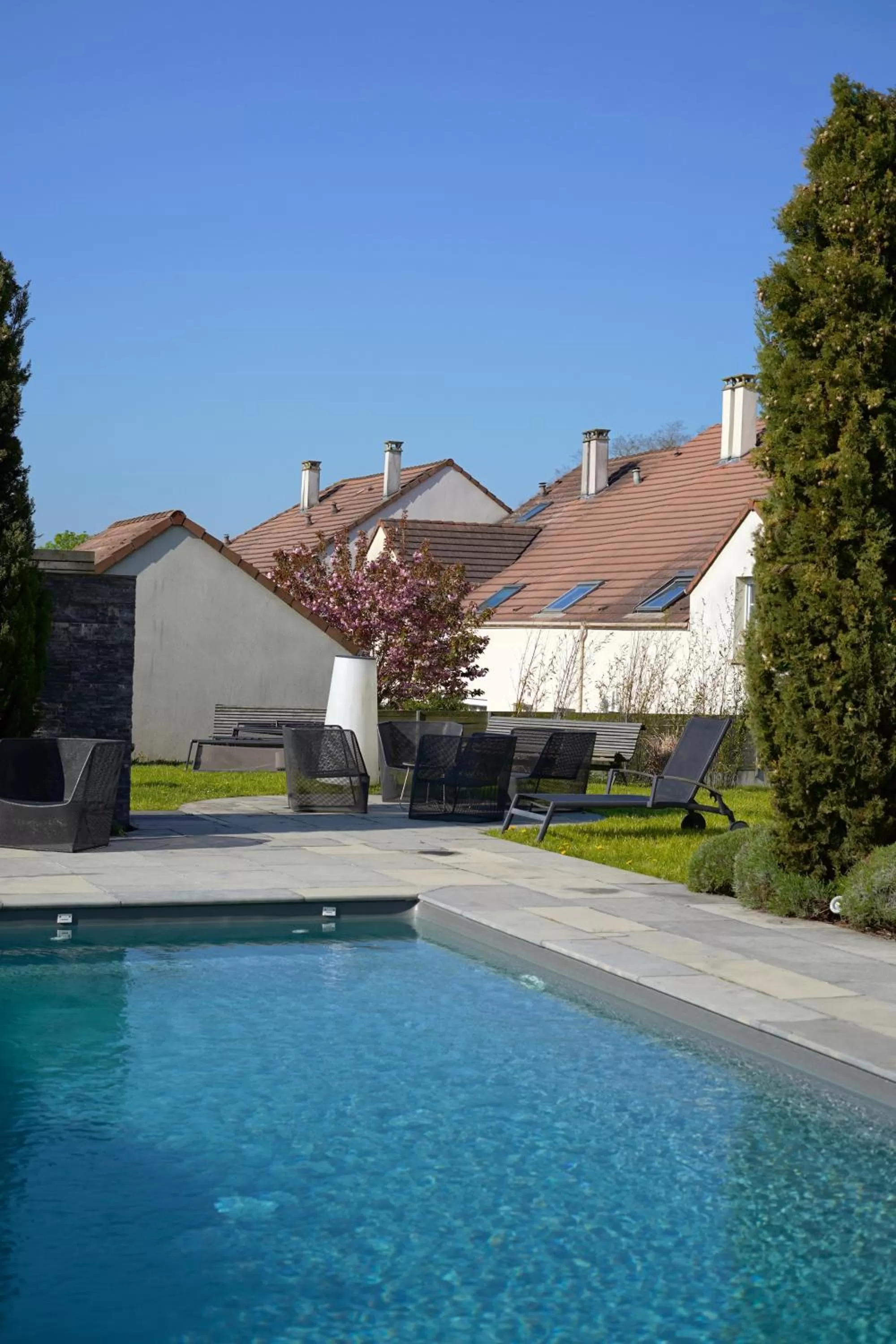 Swimming pool in Hôtel Best Western The Wish Versailles