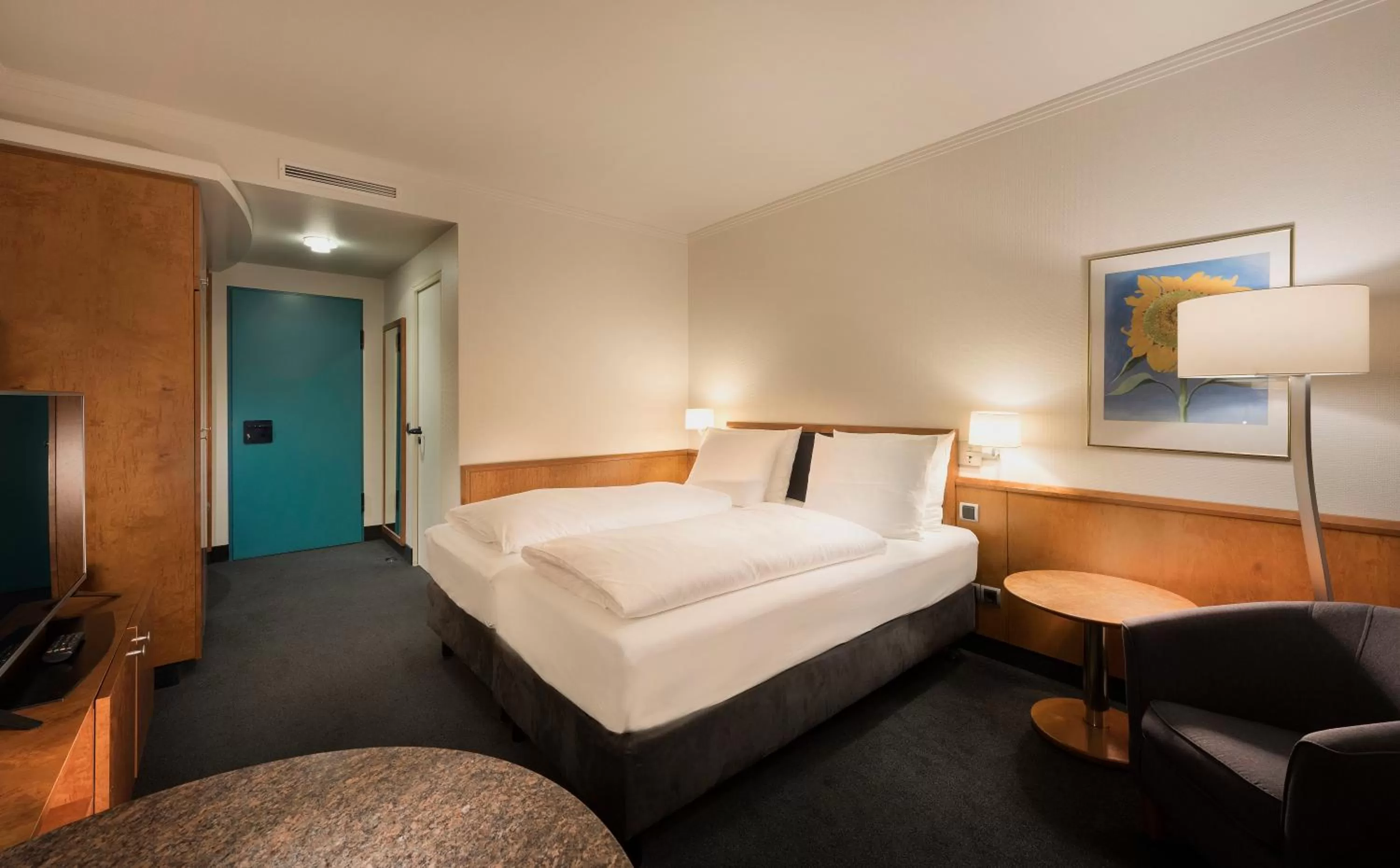 Photo of the whole room, Bed in Seminaris Hotel Leipzig