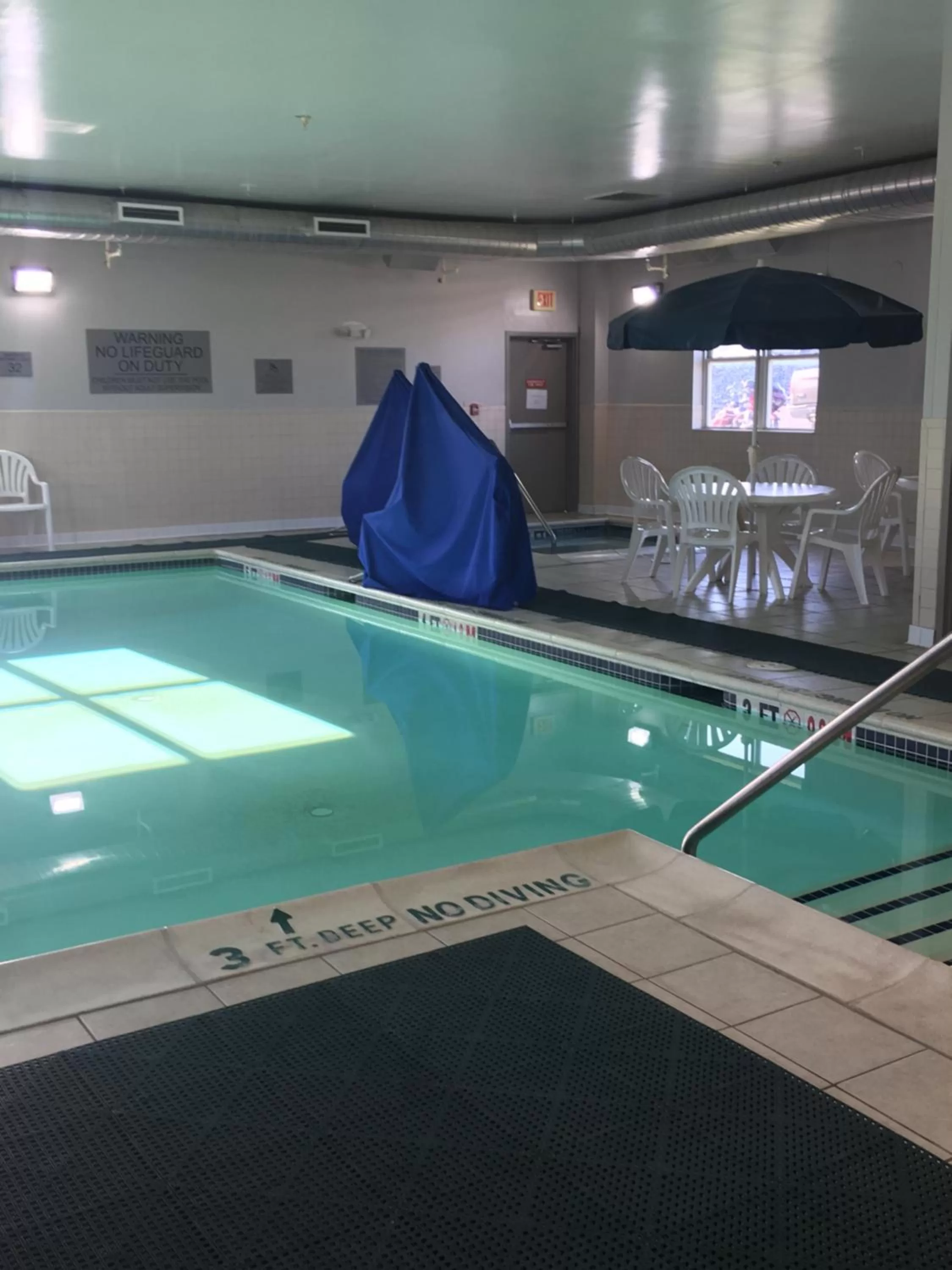 Swimming pool in Country Inn & Suites by Radisson, Chambersburg, PA