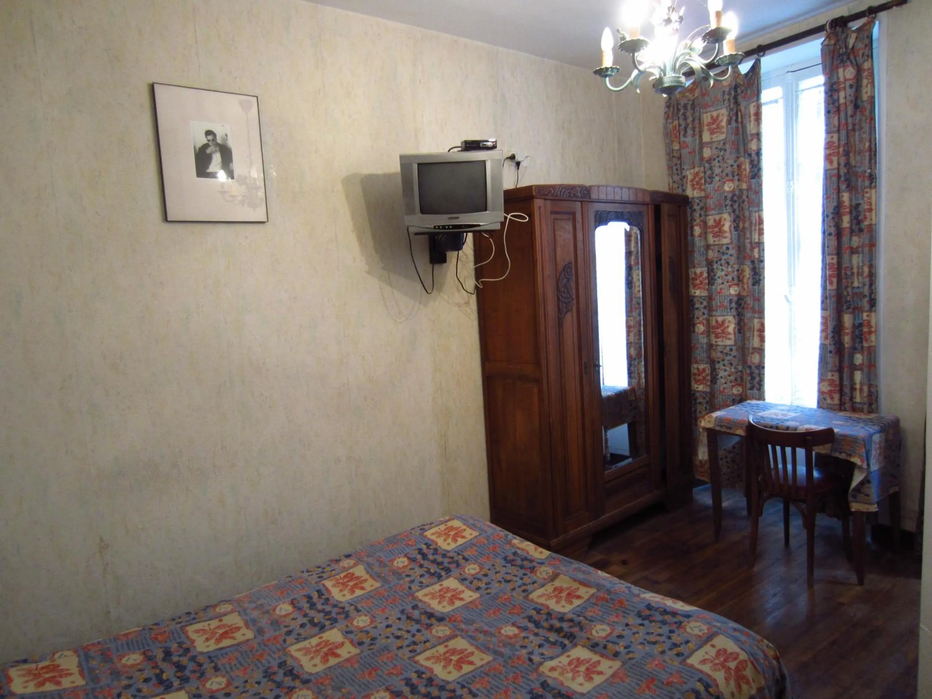 Bed in Hotel d'Orléans Paris Gare de l'Est