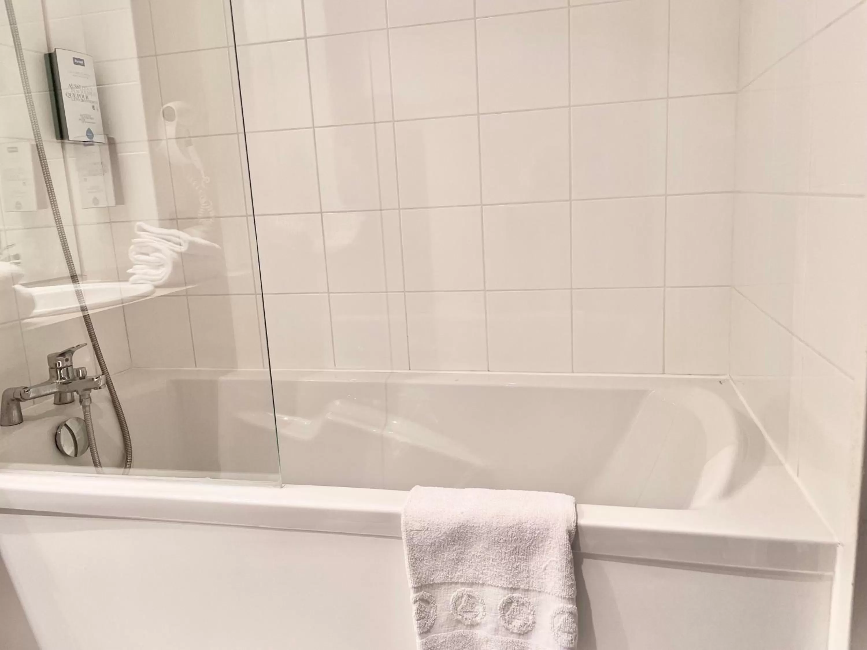 Bathroom in Kyriad Nemours