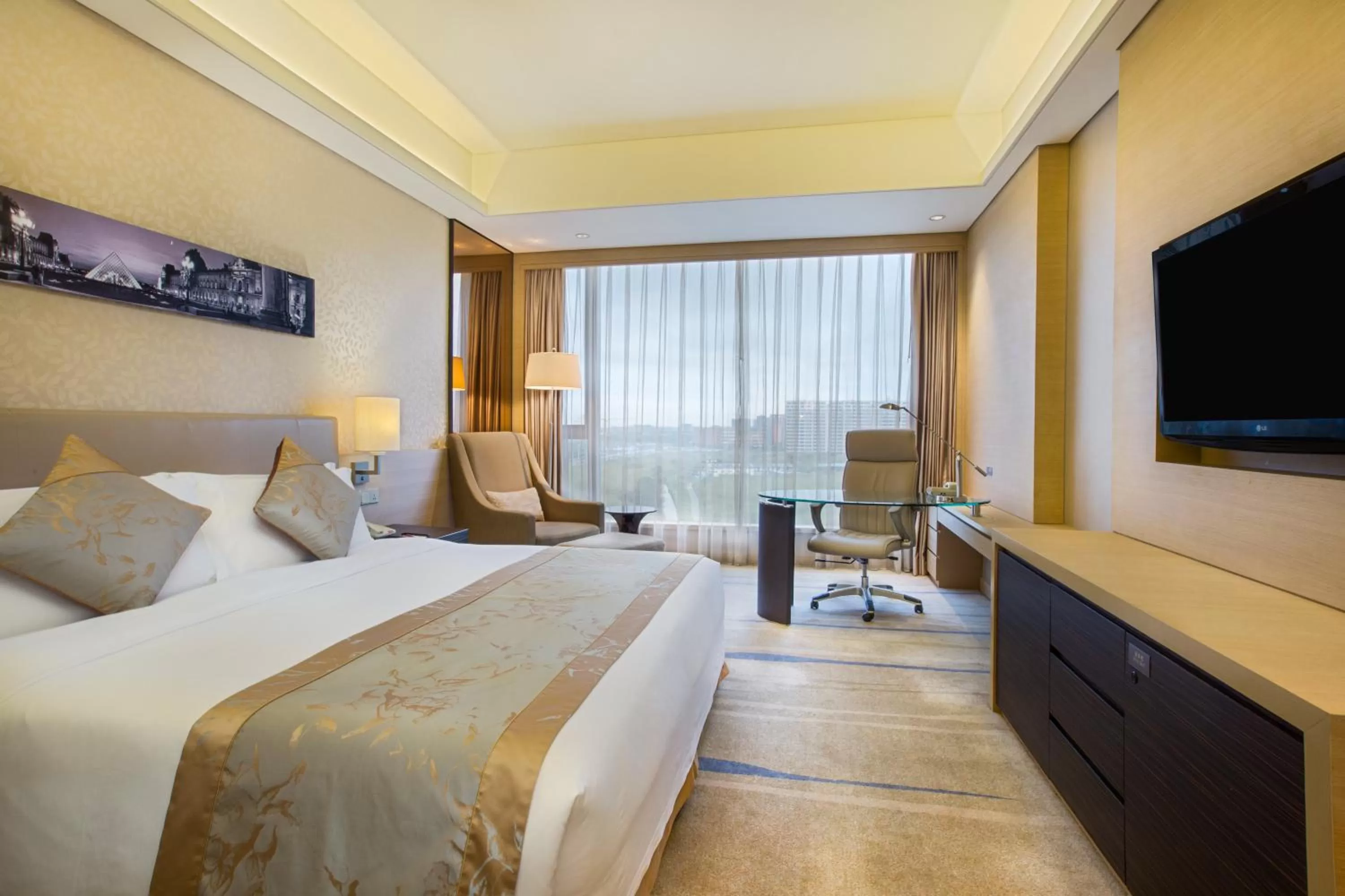 Photo of the whole room, Bed in Crowne Plaza Guangzhou Huadu by IHG