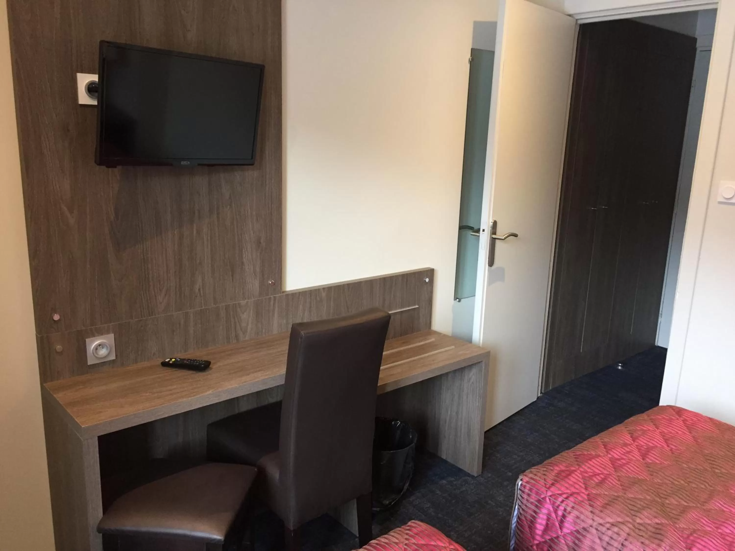 Photo of the whole room, Bed in Hôtel Mont-Brison