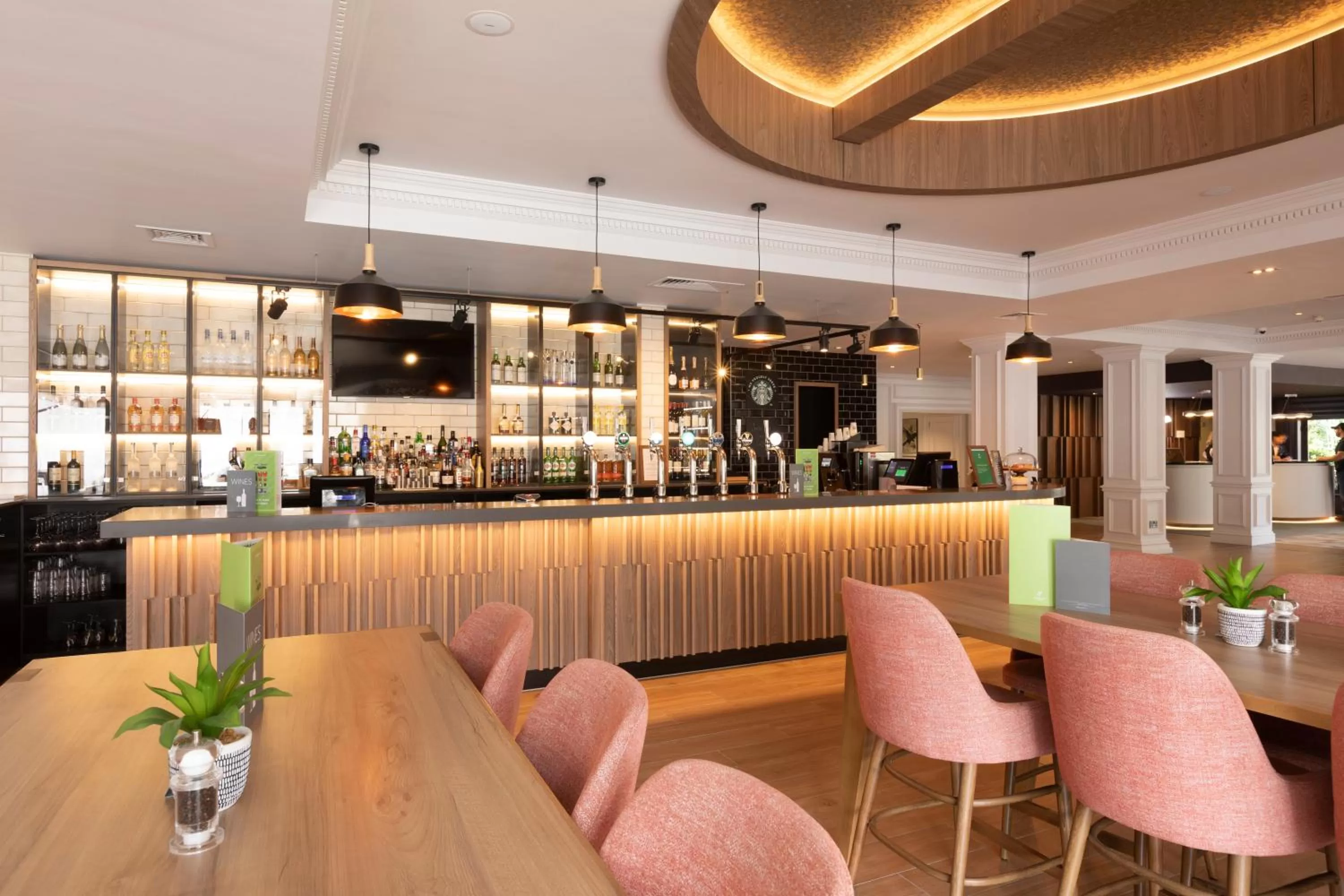 Lounge or bar in Holiday Inn Guildford by IHG