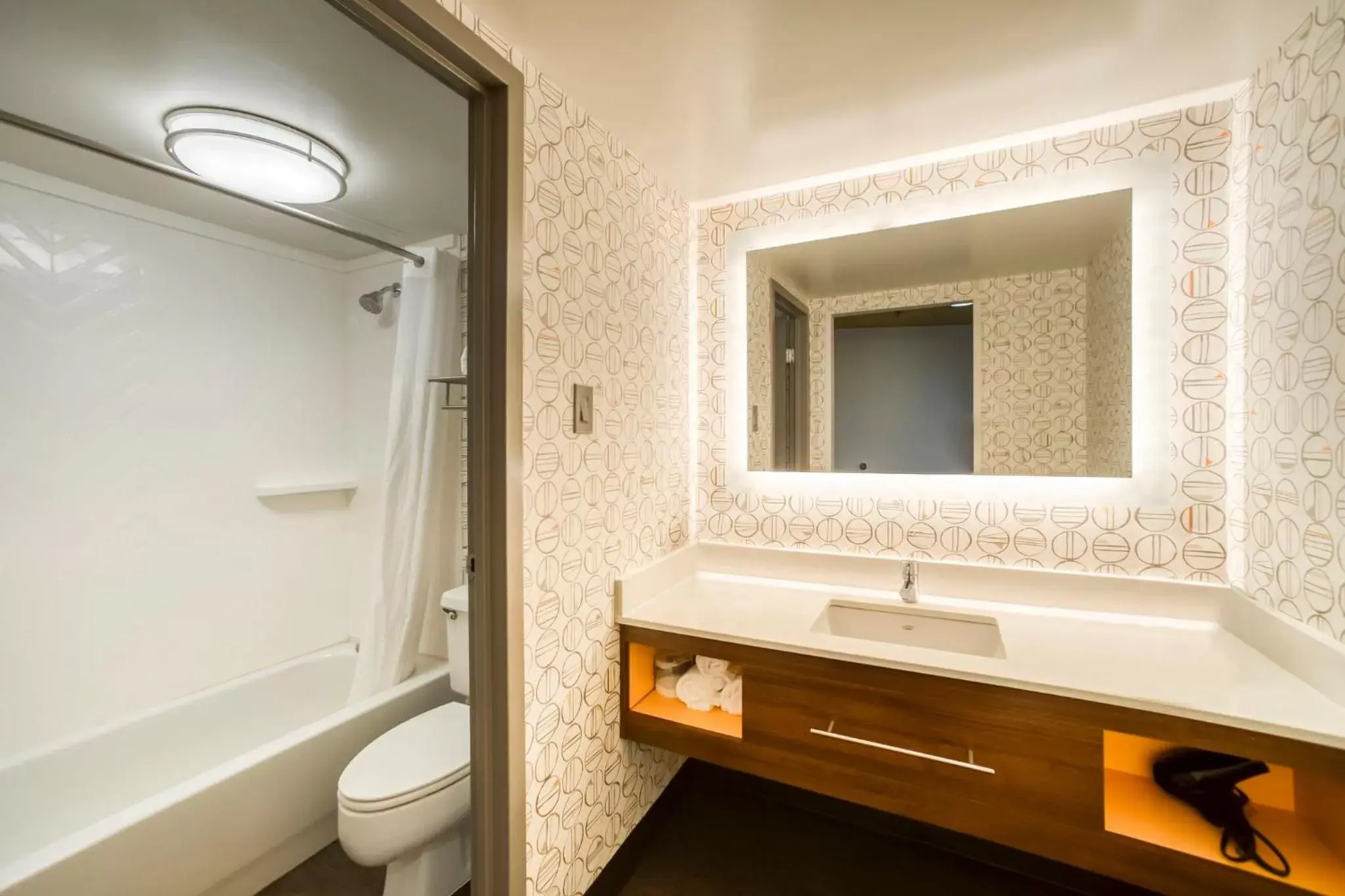 King Room - Mobility Access/Hearing Accessible in Holiday Inn Mobile Downtown Historic District, an IHG Hotel King Room - Mobility Access/Hearing Accessible in Holiday Inn Mobile Downtown Historic District, an IHG Hotel