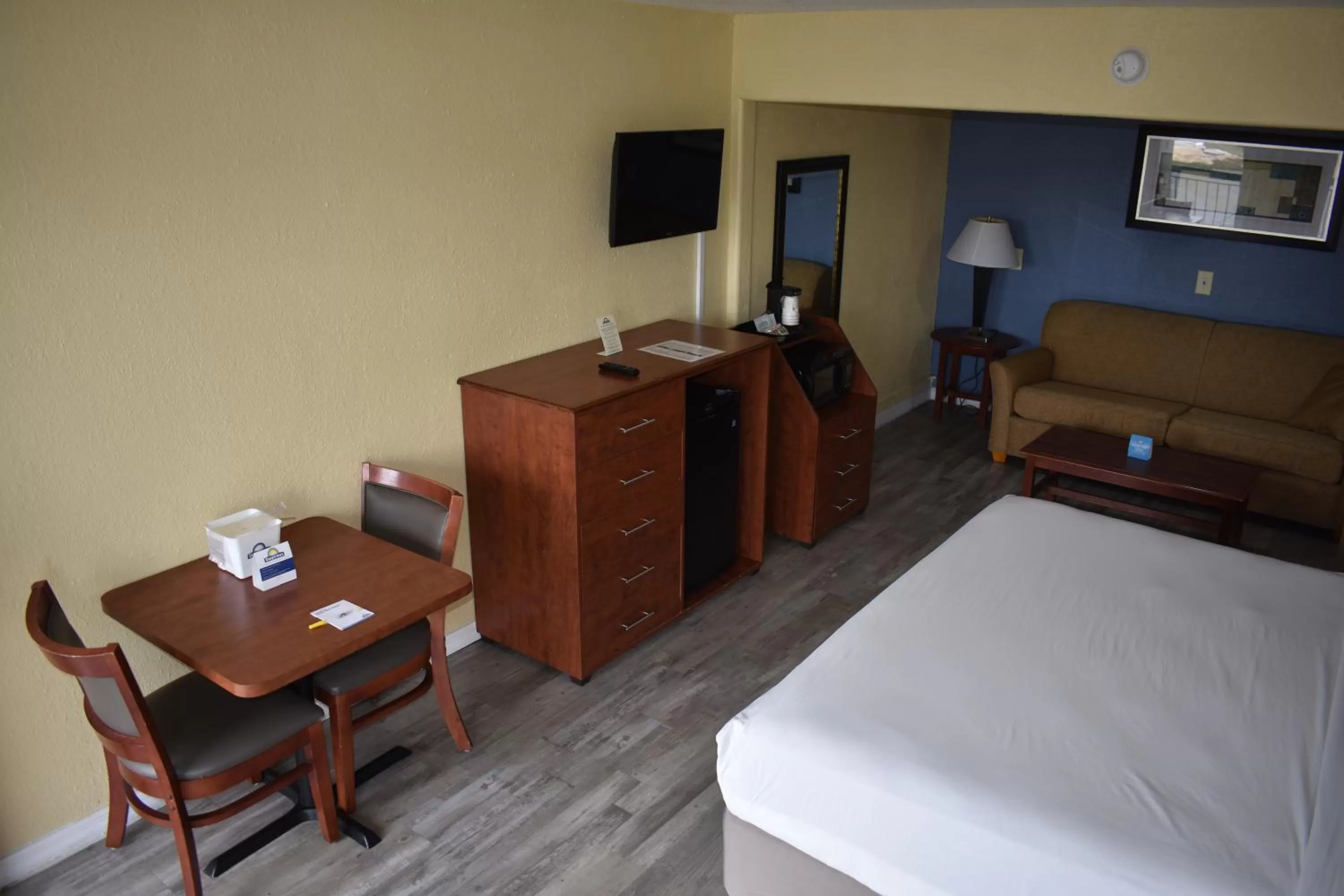 Bedroom, Bed in Days Inn by Wyndham Wildwood I-75