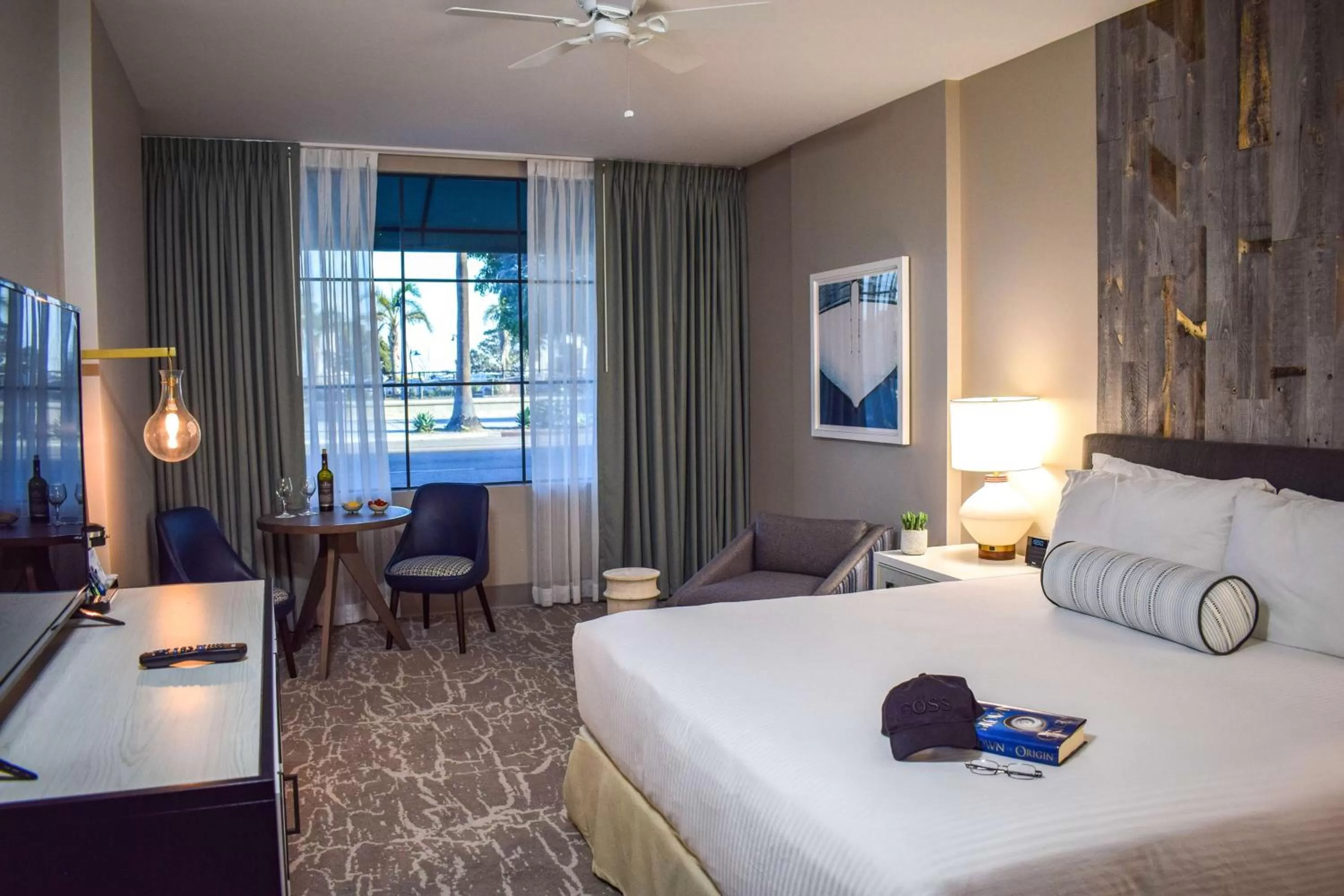 Photo of the whole room, Bed in Beachside Inn