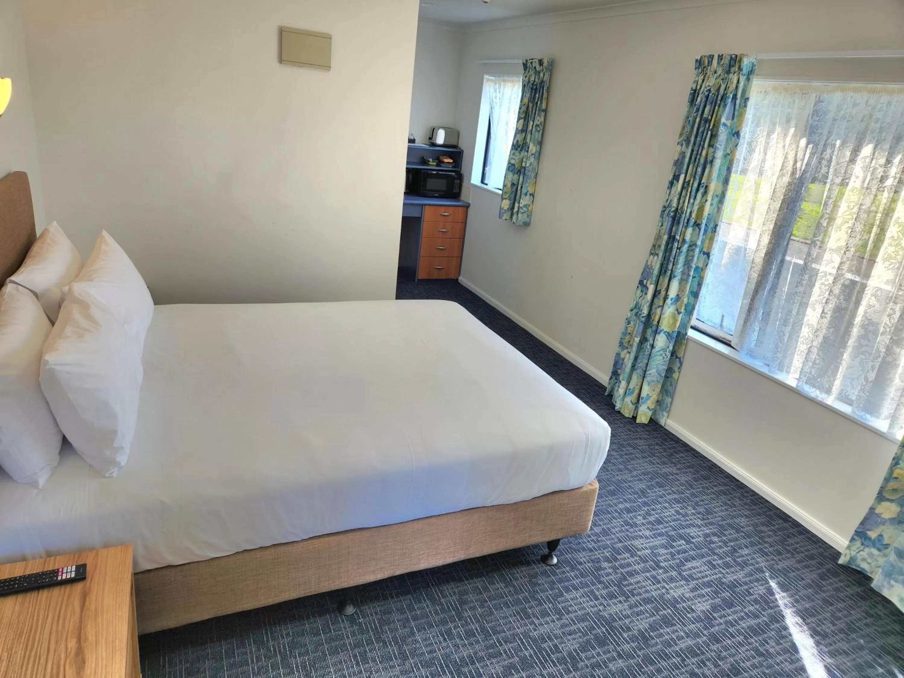 Photo of the whole room, Bed in Botany Palms Motel