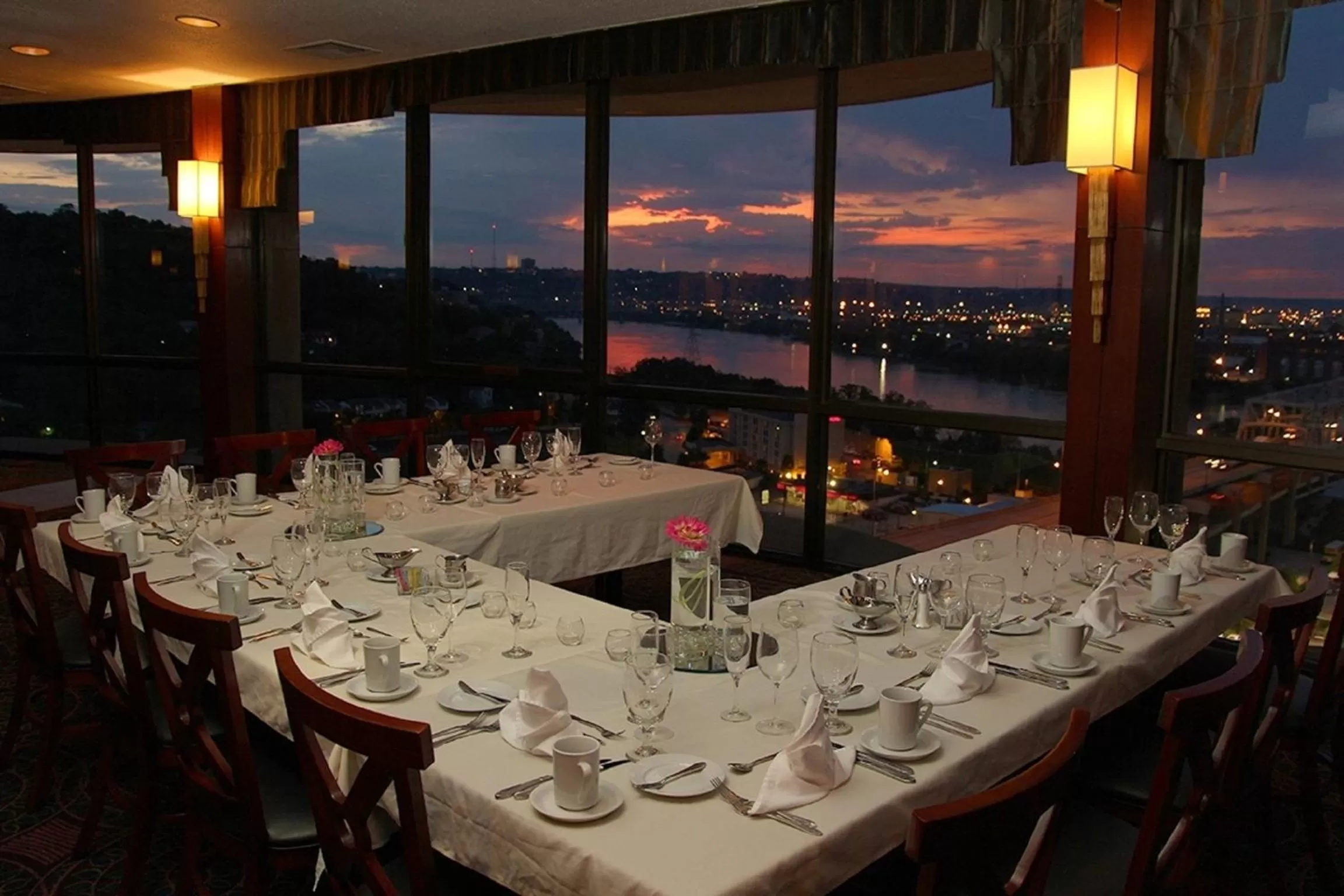 Restaurant/places to eat in Radisson Hotel Cincinnati Riverfront