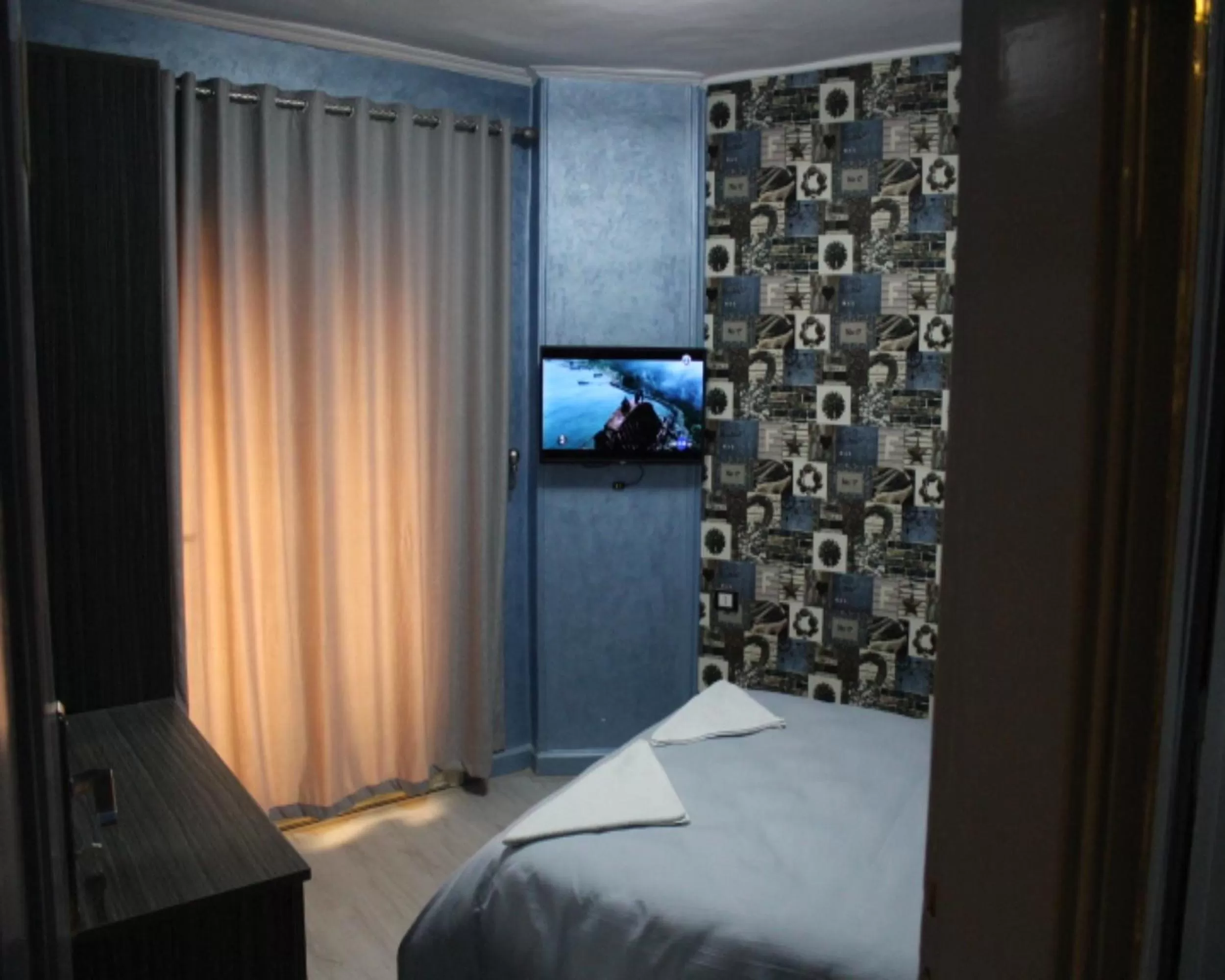 TV and multimedia, TV/Entertainment Center in Hostel Sunset Down town