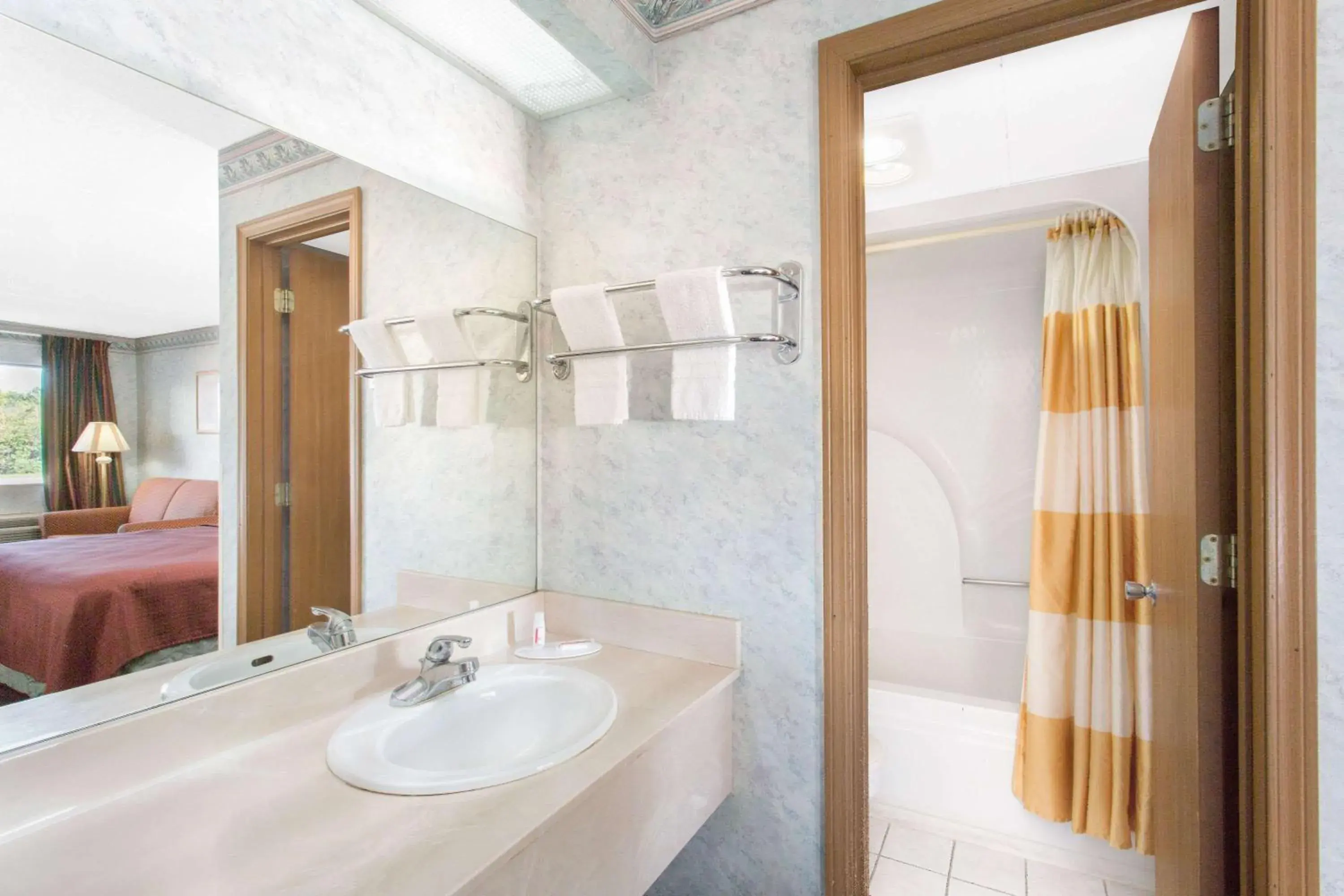 King Room - Smoking in Days Inn & Suites by Wyndham Bentonville King Room - Smoking in Days Inn & Suites by Wyndham Bentonville