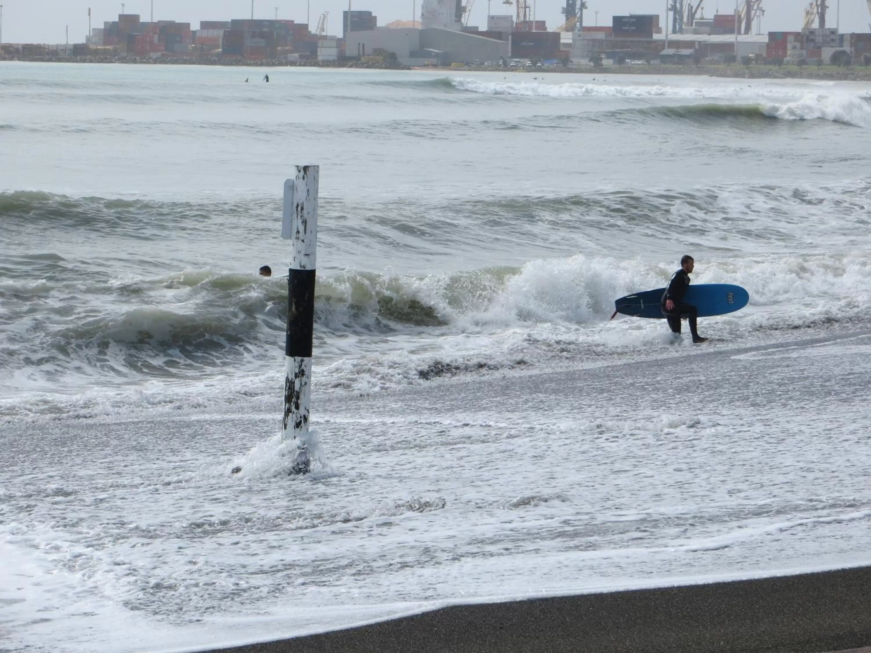 Beach in Harbour View Motel on Ahuriri Beach in Napier NZ with sea view suites