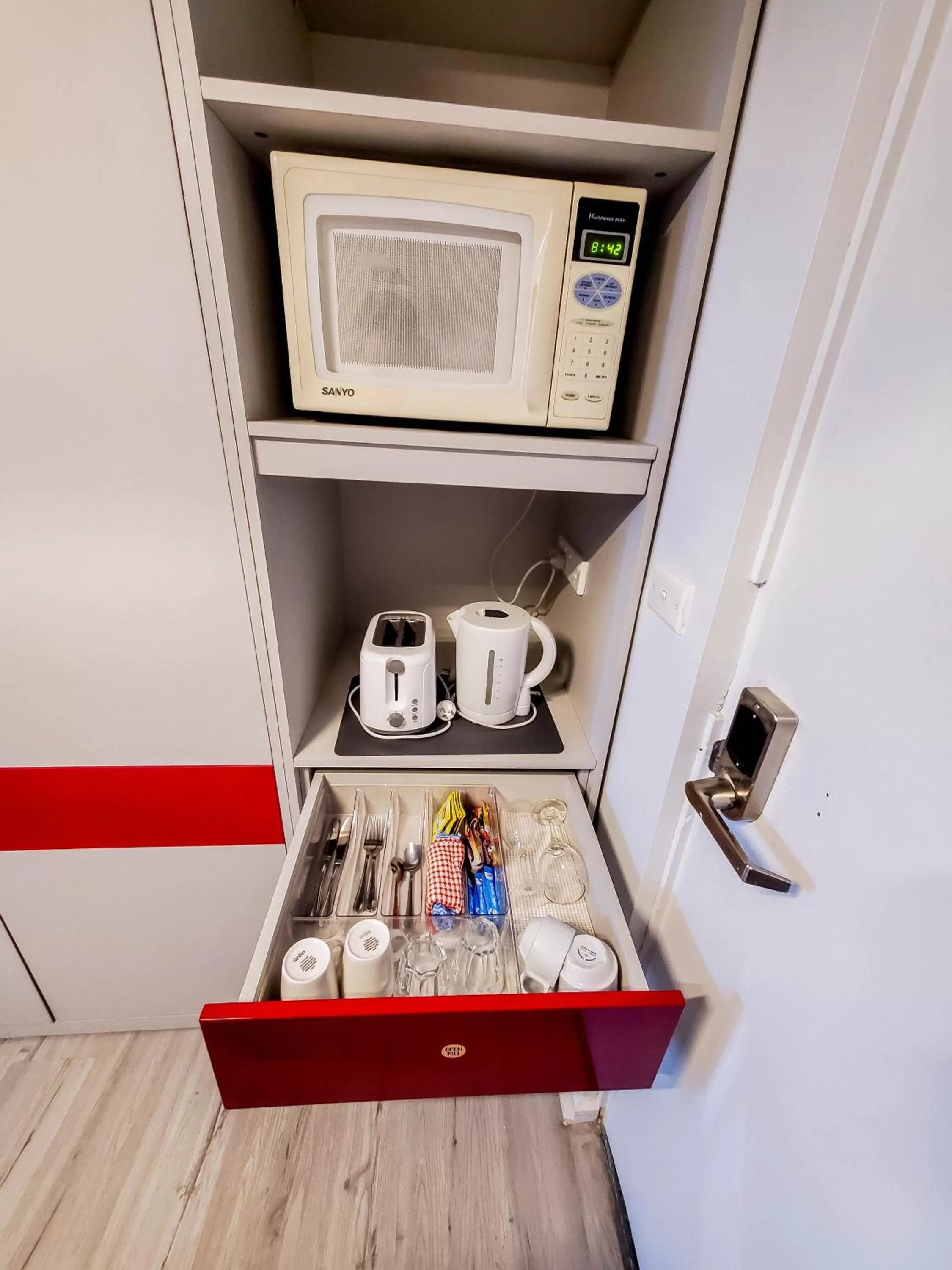 Coffee/tea facilities in Sandors Motor Inn